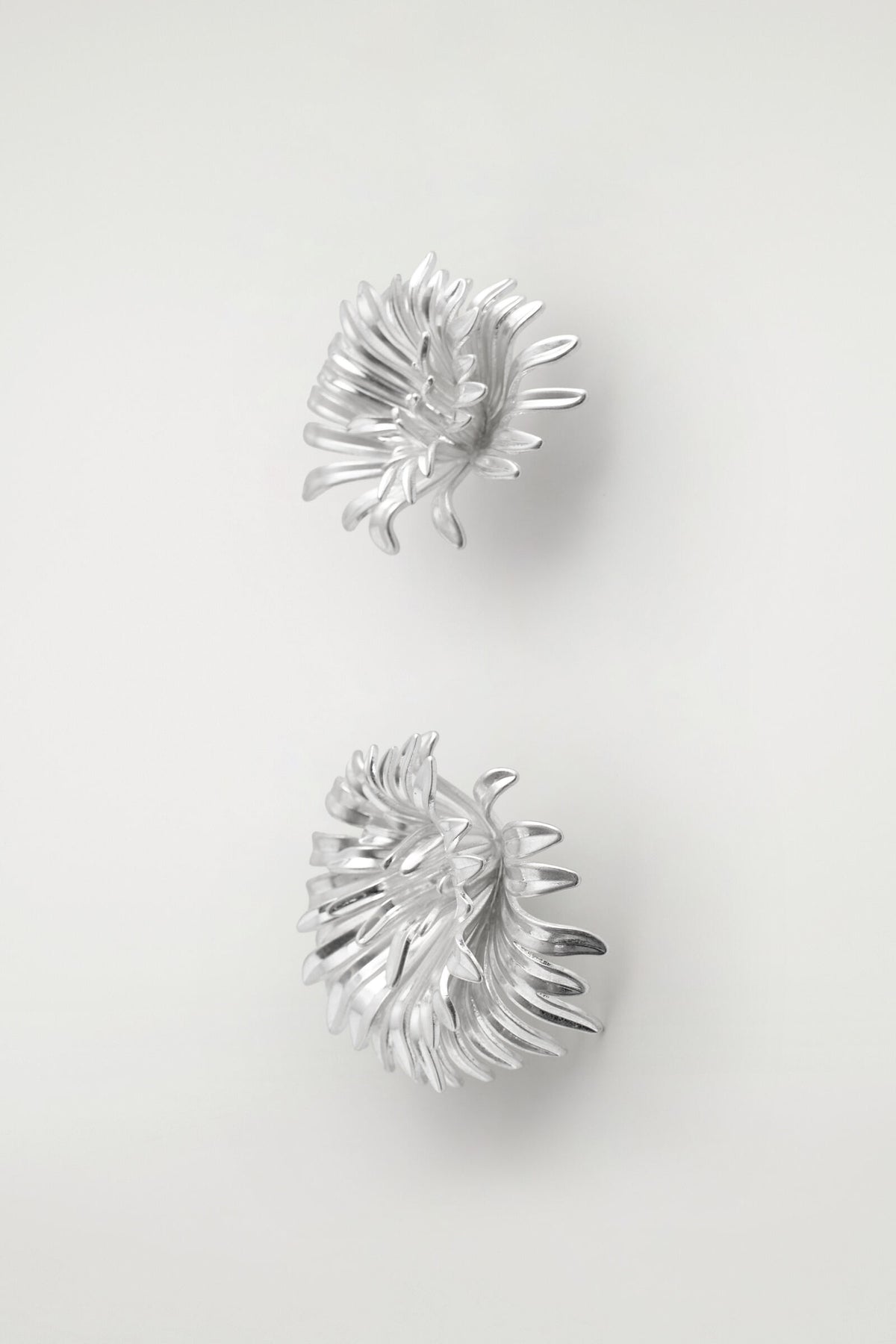 ARETES FLORALES ABSTRACTOS ASIMÉTRICOS - PLATA | DescriptiveDetail