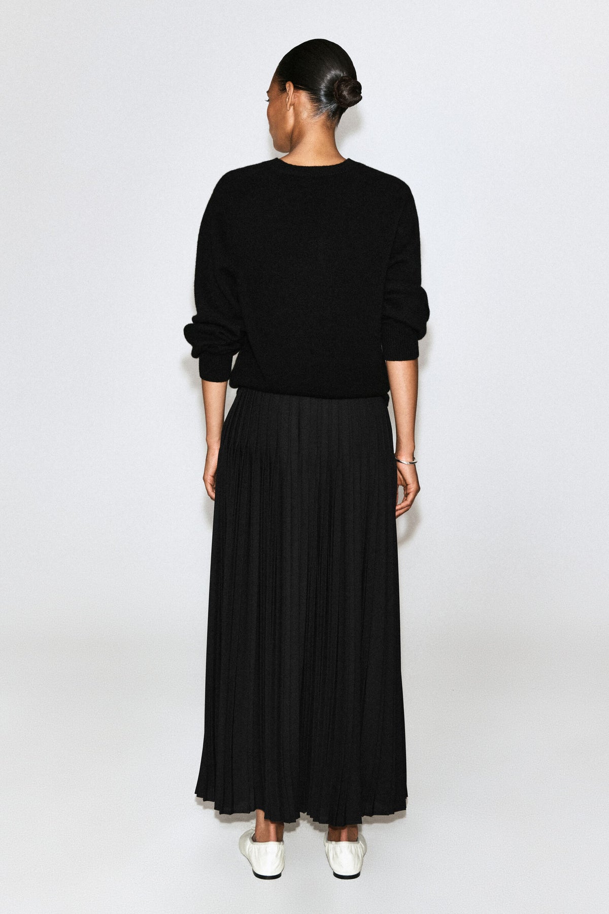 FALDA MIDI DE CREP PLISADA - NEGRO