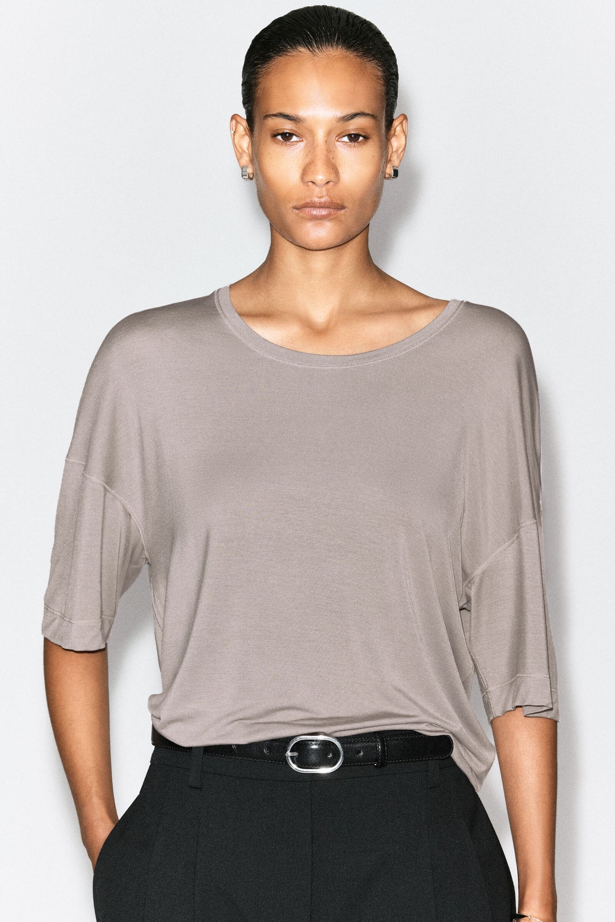 CAMISETA FLUIDA DE MODAL CON ESCOTE REDONDO - GRIS