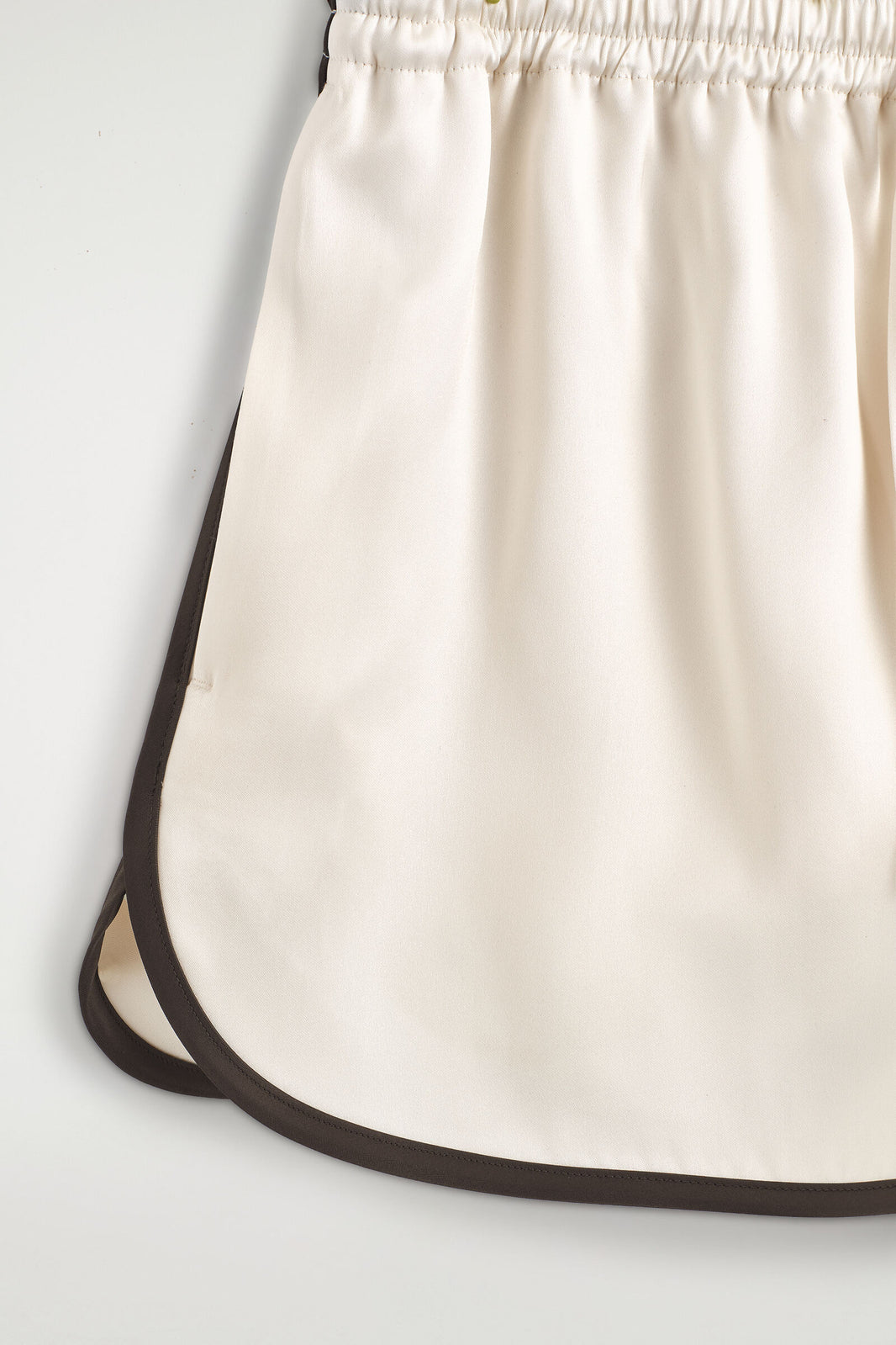 SHORTS DEPORTIVOS SATINADOS - MARFIL / BURDEOS | DescriptiveDetail