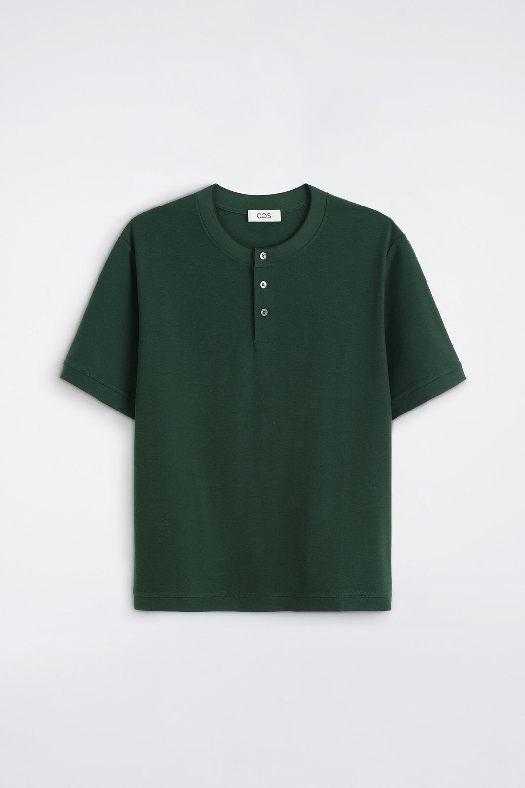 CAMISETA HENLEY DE ALGODÓN PIQUÉ CON CONTRASTE - VERDE BOSQUE | DescriptiveStillLife