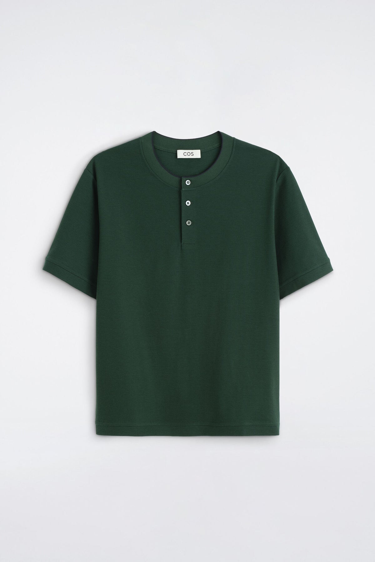 CAMISETA HENLEY DE ALGODÓN PIQUÉ CON CONTRASTE - VERDE BOSQUE | DescriptiveStillLife