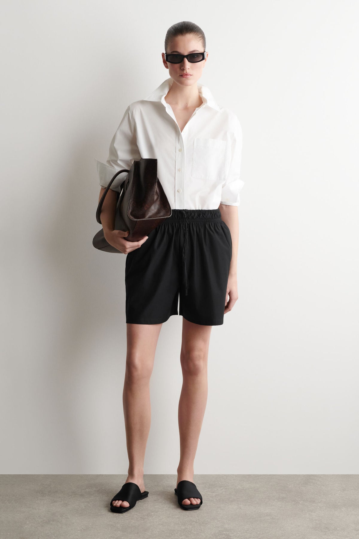 SHORTS CON CINTURA FRUNCIDA - NEGRO