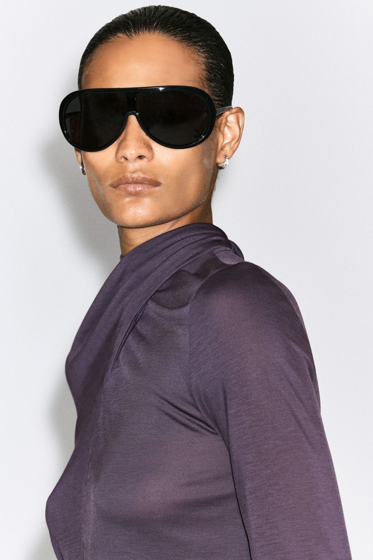BLUSA FLUIDA CON DETALLE DE PAÑUELO - PÚRPURA OSCURO