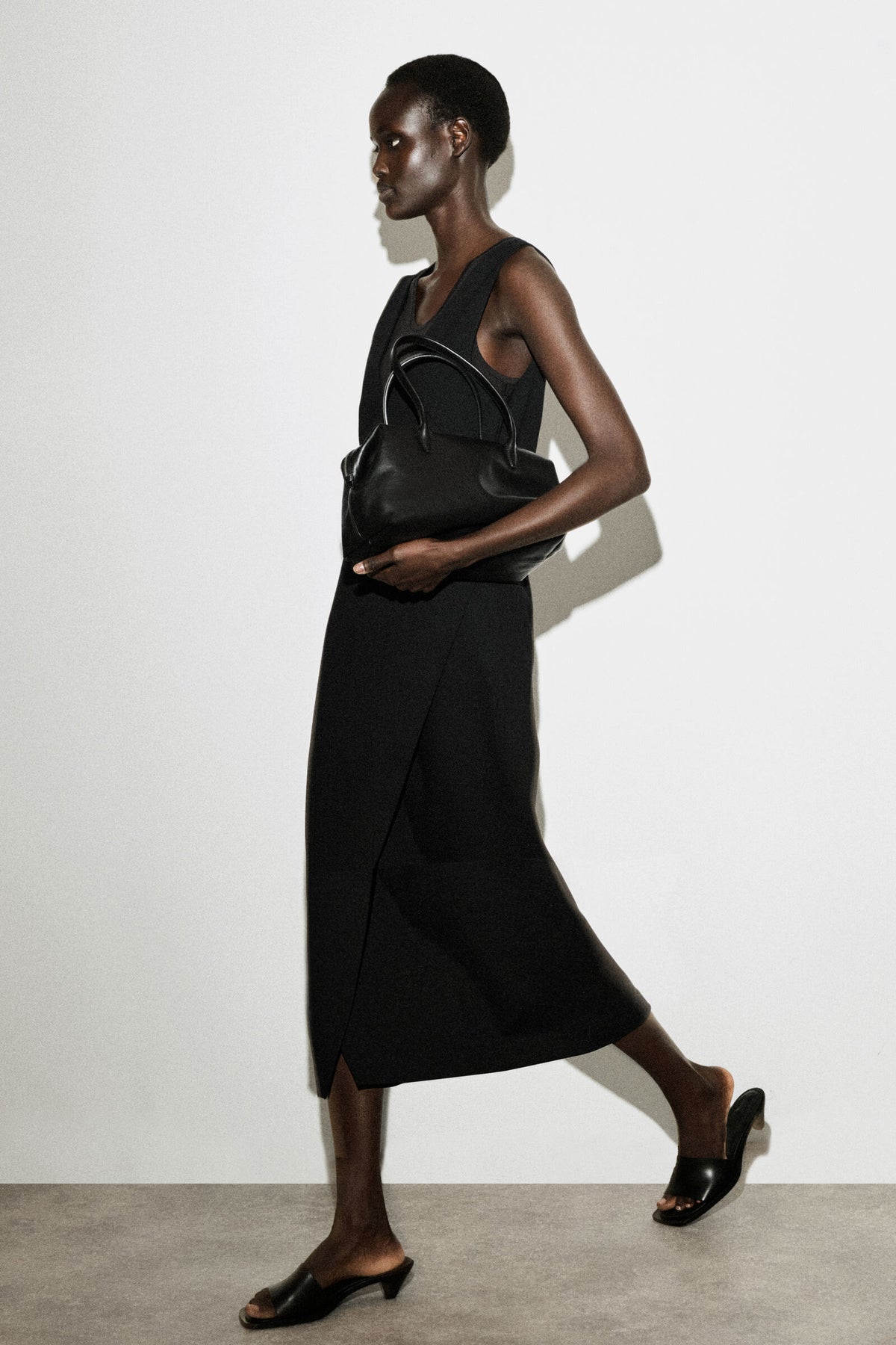 VESTIDO MIDI ENVUELTO CON ESCOTE EN V - NEGRO