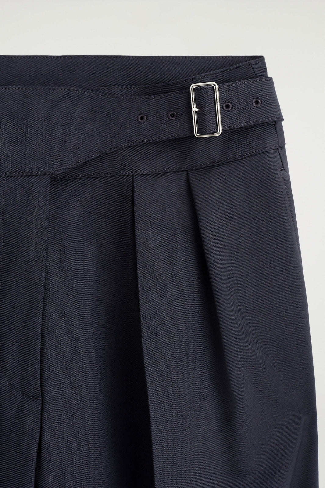 PANTALONES DE PIERNA BARREL CON FAJÍN - AZUL MARINO | DescriptiveDetail