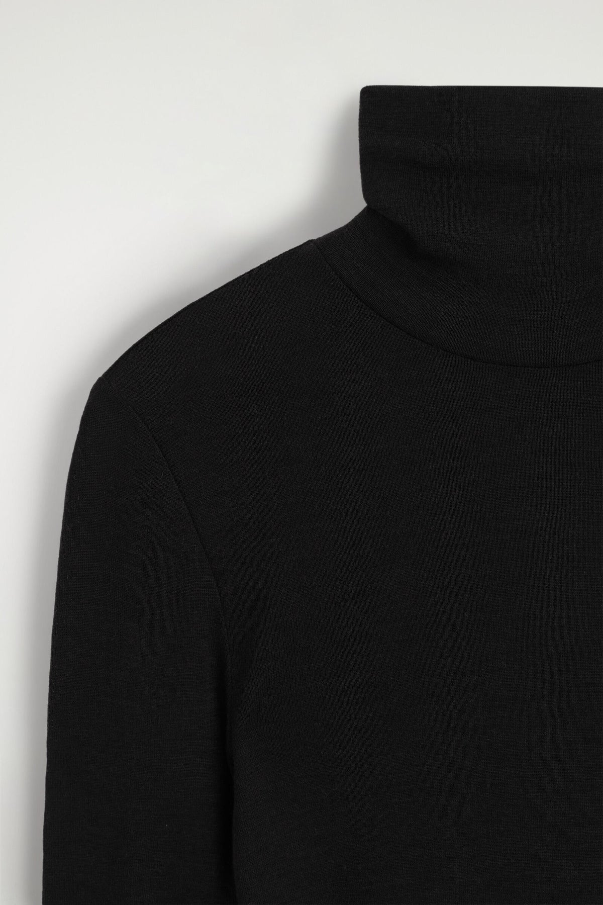 TOP DE CUELLO ALTO DE LANA MERINO - NEGRO | DescriptiveDetail