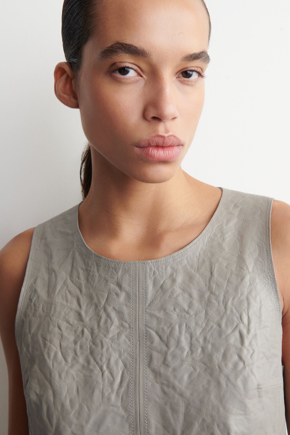 VESTIDO DE CUERO TEXTURIZADO - GRIS CLARO - StillMedia/Lookbook