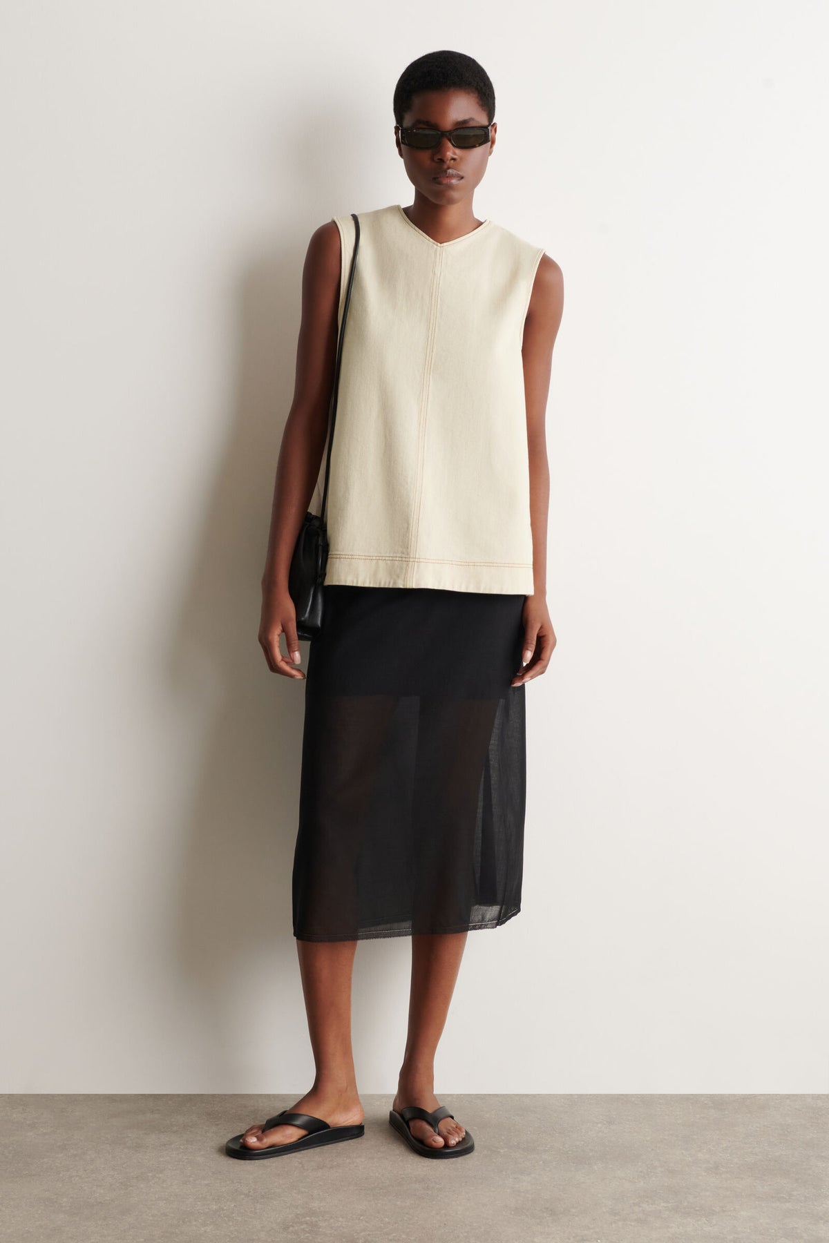 TOP DE DENIM CON ESCOTE EN V Y ESPALDA ABIERTA - CRUDO
