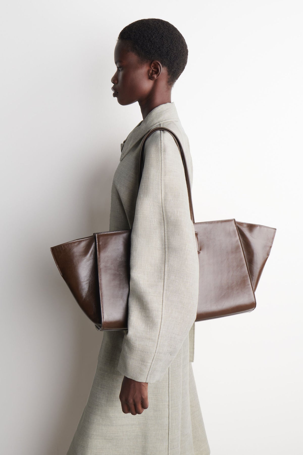 BOLSO DE MANO MONUMENT - PIEL - CAOBA - StillMedia/Lookbook