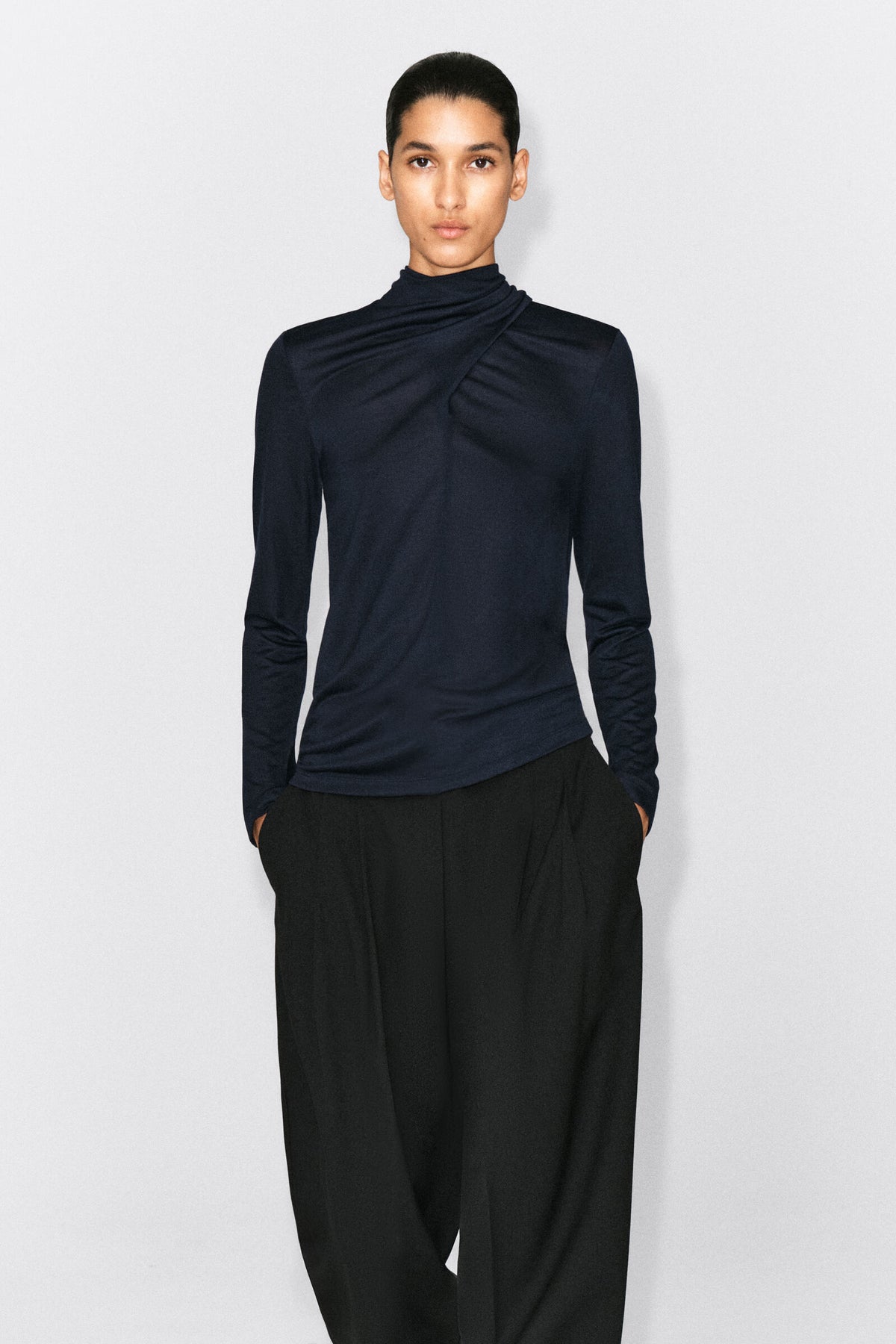 BLUSA FLUIDA CON DETALLE DE PAÑUELO - MARINO