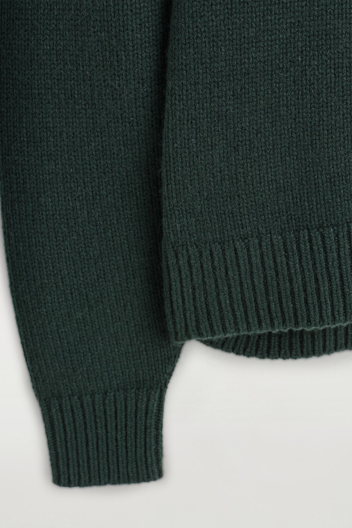 SWEATER DE CASHMERE DE CUELLO REDONDEADO - VERDE OSCURO