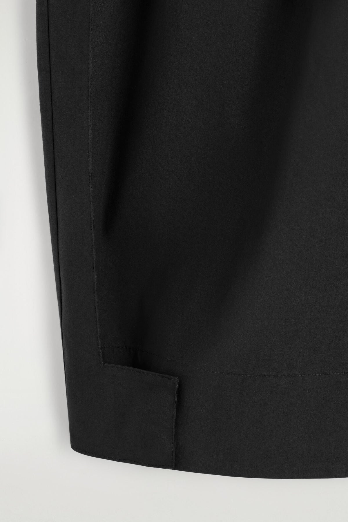PANTALONES UTILITY CÓNICOS DE ALGODÓN PLISADOS - NEGRO | DescriptiveDetail