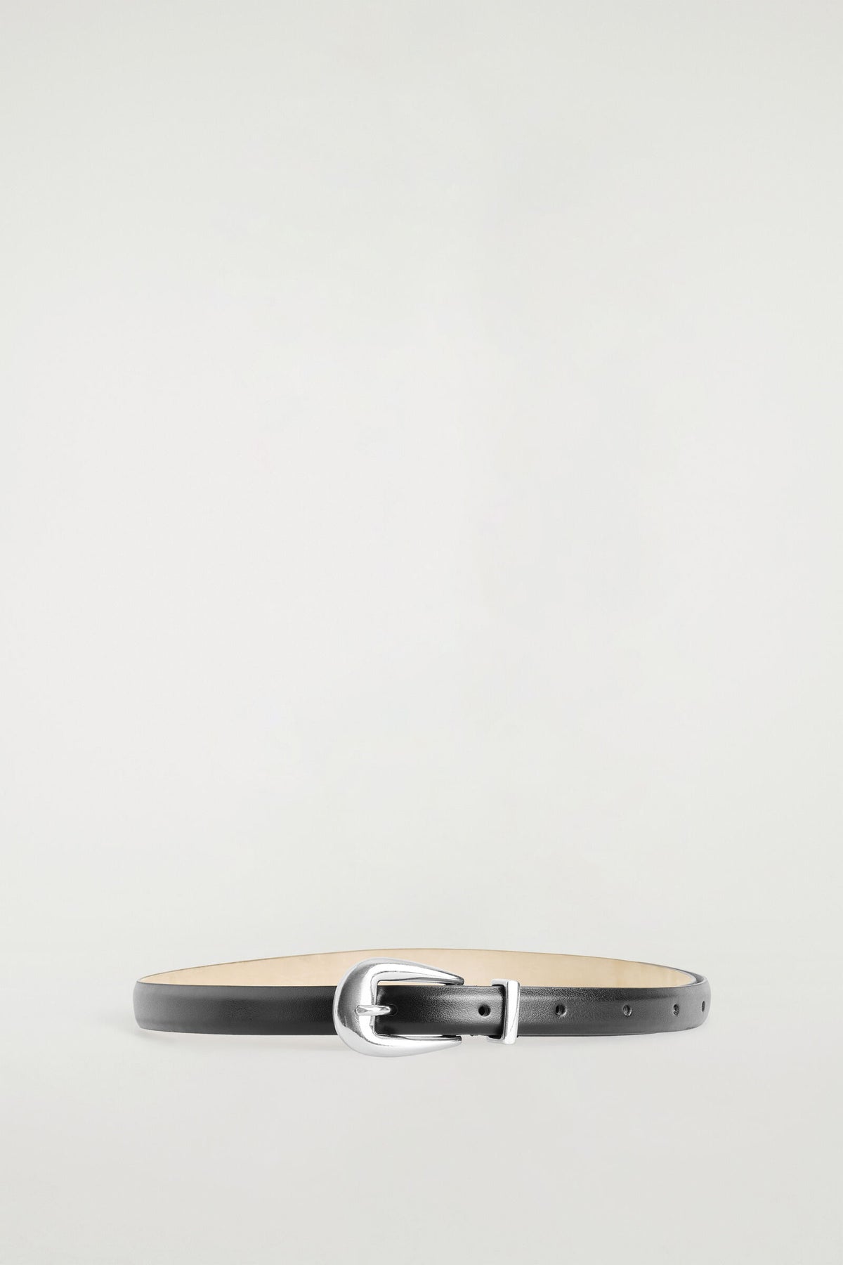 CINTURÓN DE CUERO CON HEBILLA ESCULTÓRICA - NEGRO / PLATA | DescriptiveStillLife