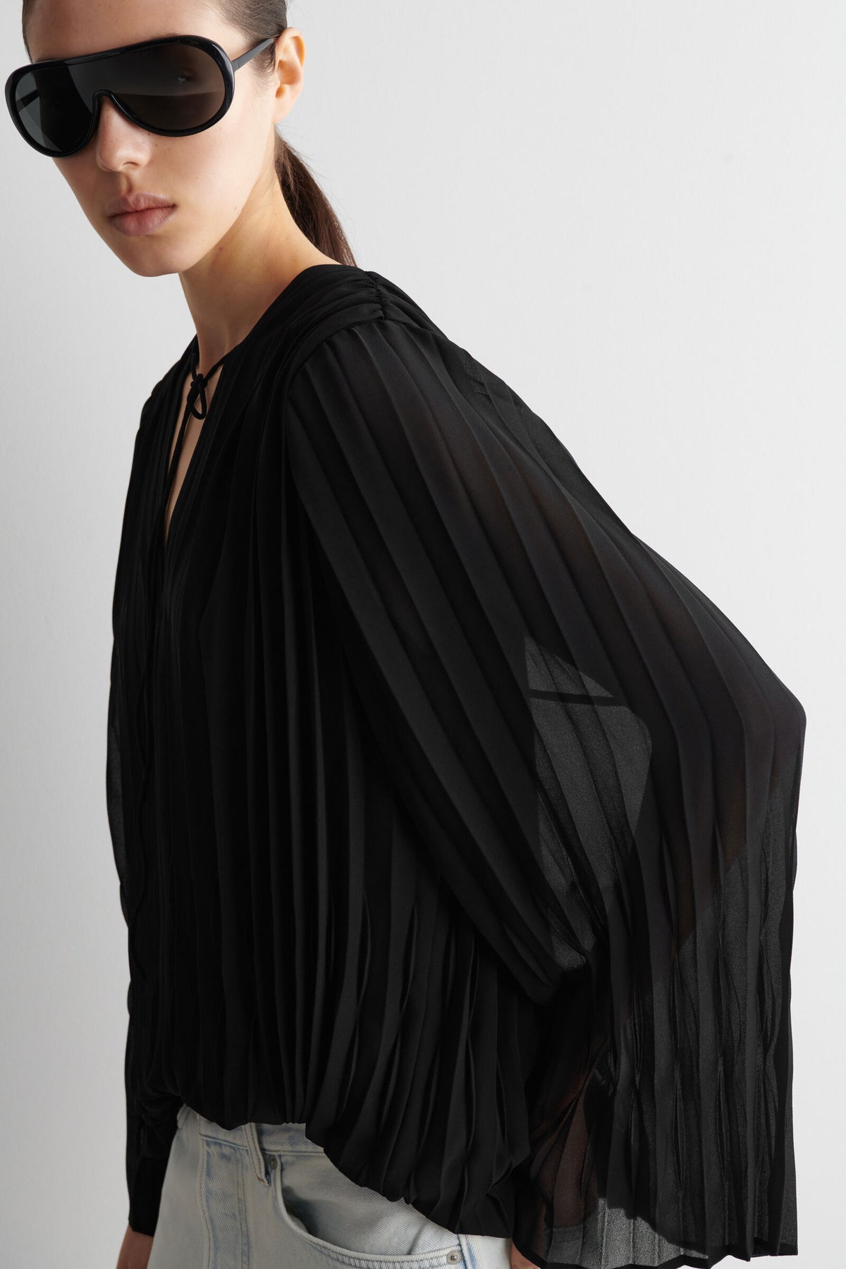 BLUSA DE GEORGETTE PLISADA CON LAZO - NEGRO