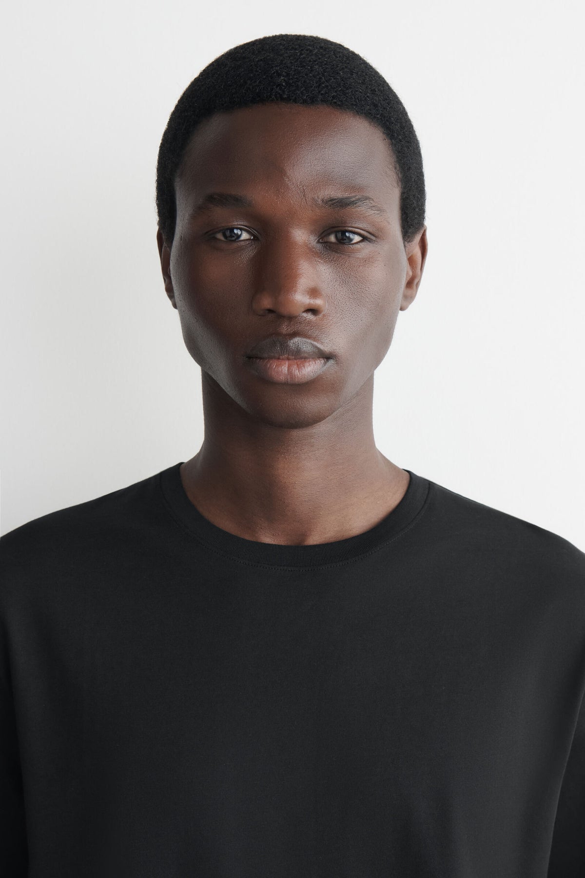 CAMISETA DE ALGODÓN CON CUELLO REDONDO - NEGRO