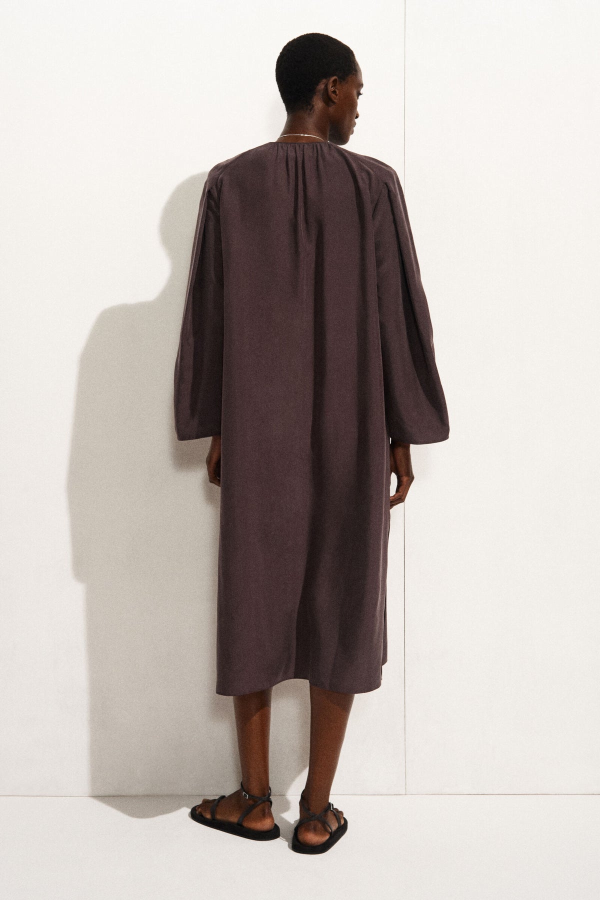 VESTIDO MIDI DE SEDA RECOGIDA - MARRÓN