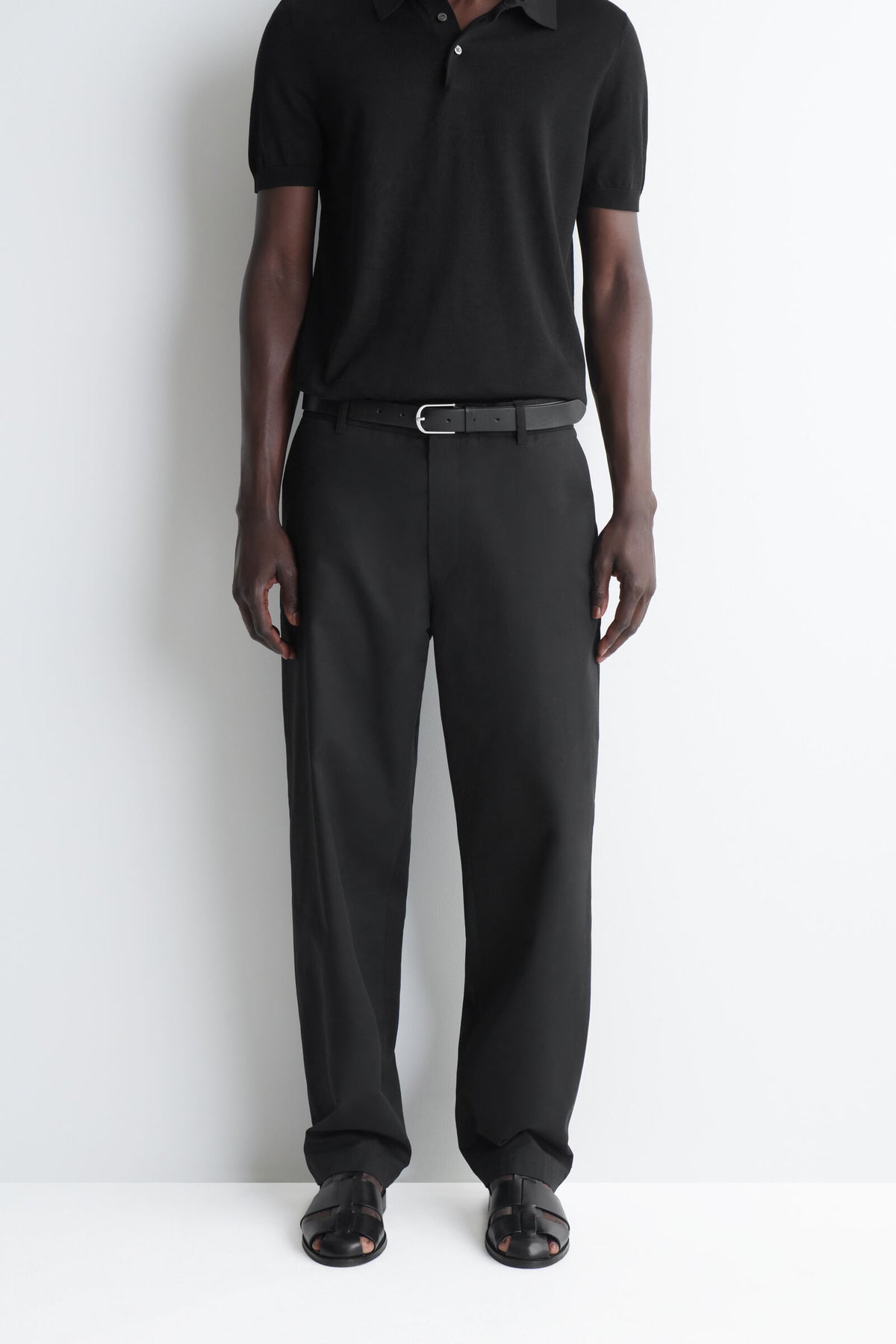CHINOS DE ALGODÓN CON CORTE REGULAR Y PIERNA RECTA - NEGRO