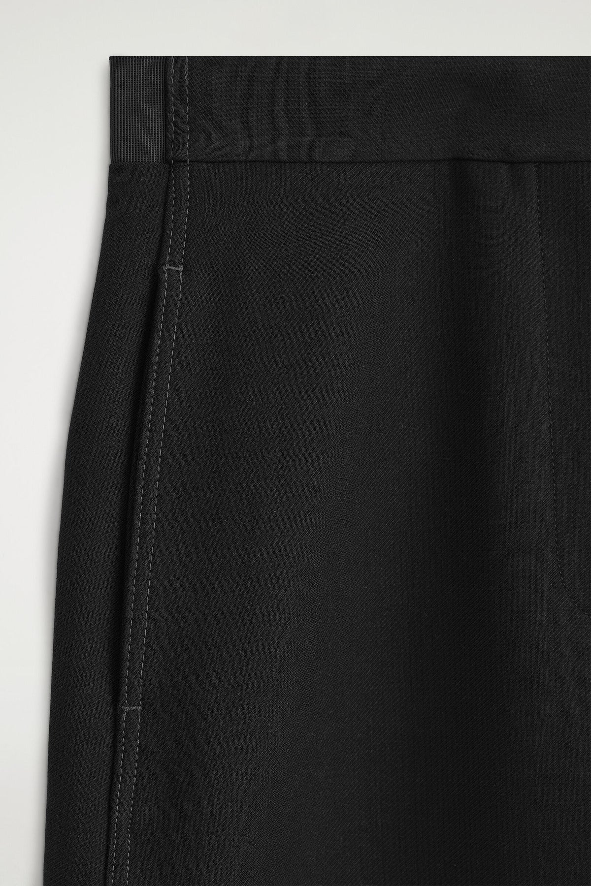 PANTALONES DE PIERNA BARREL CON COSTURAS - NEGRO | DescriptiveDetail