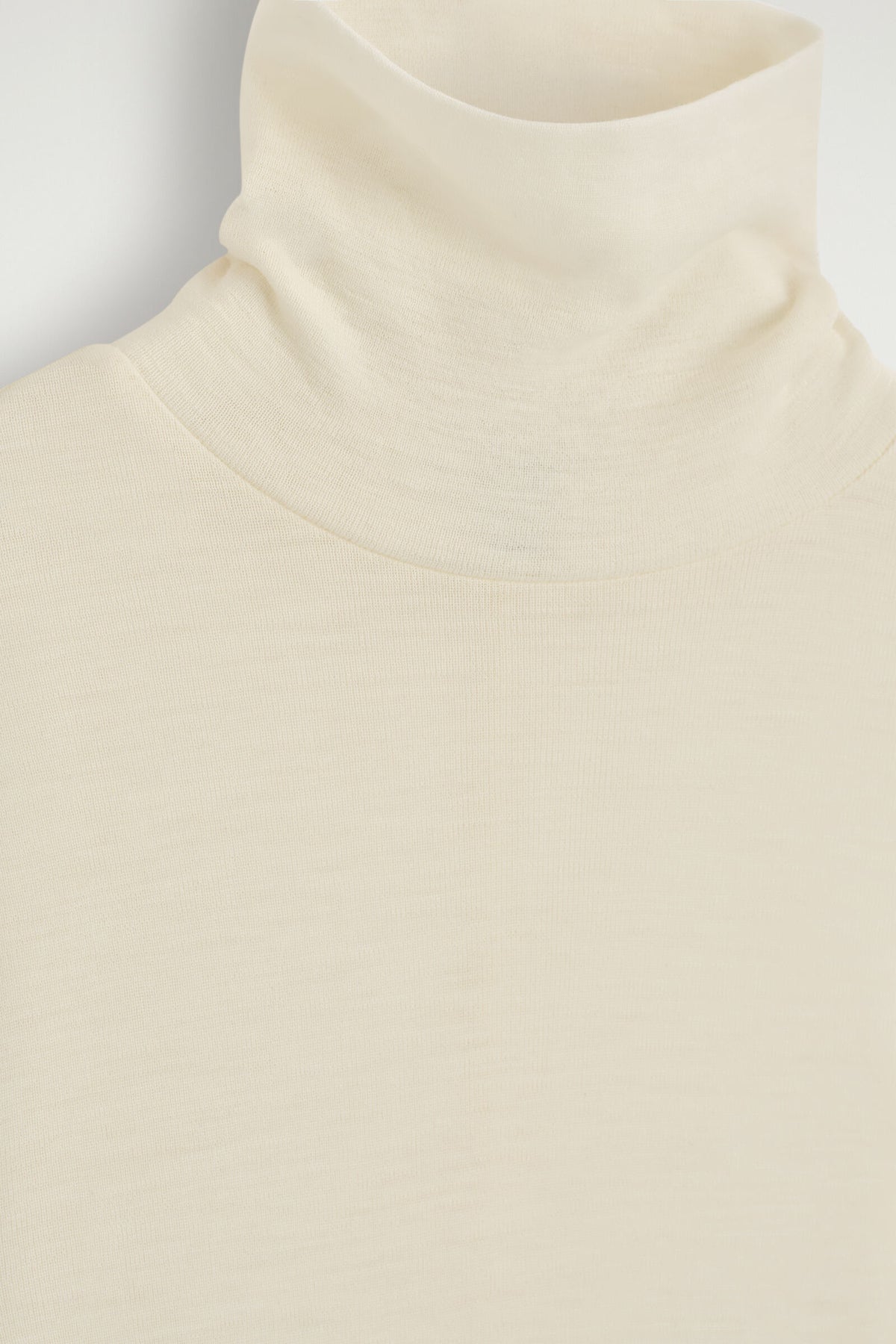 TOP DE CUELLO ALTO DE LANA MERINO - CREMA | DescriptiveDetail