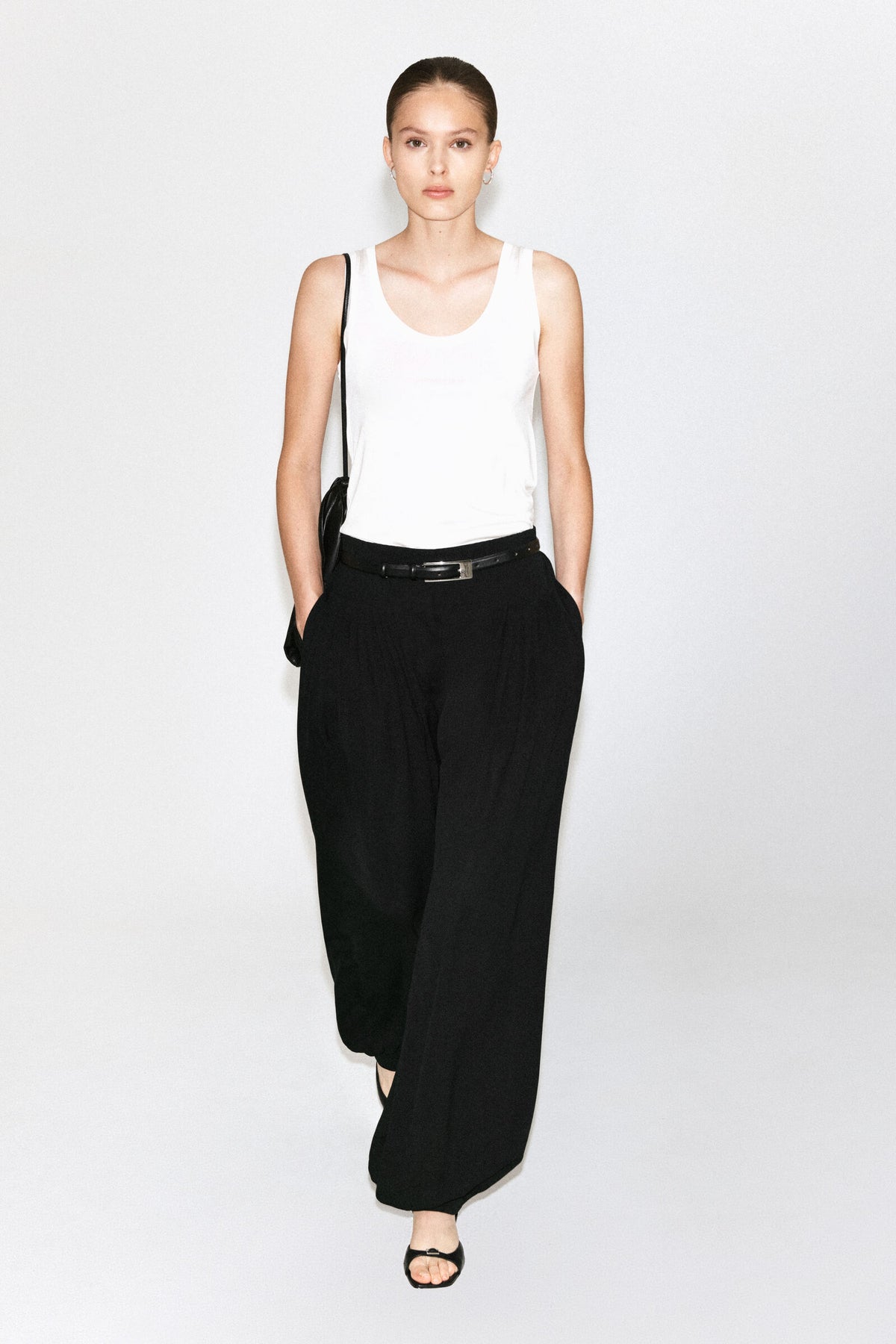 PANTALONES DE CREPÉ CON PLIEGUES - NEGRO
