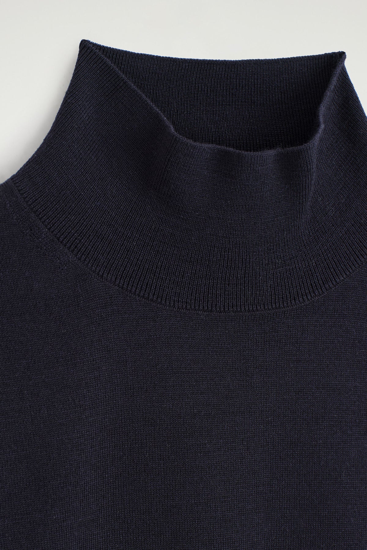 TOP DE CUELLO ALTO DE LANA MERINO - AZUL MARINO | DescriptiveDetail