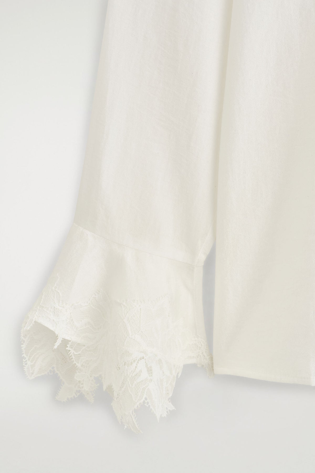 CAMISA FLUIDA CON DETALLE DE ENCAJE - MARFIL | DescriptiveDetail