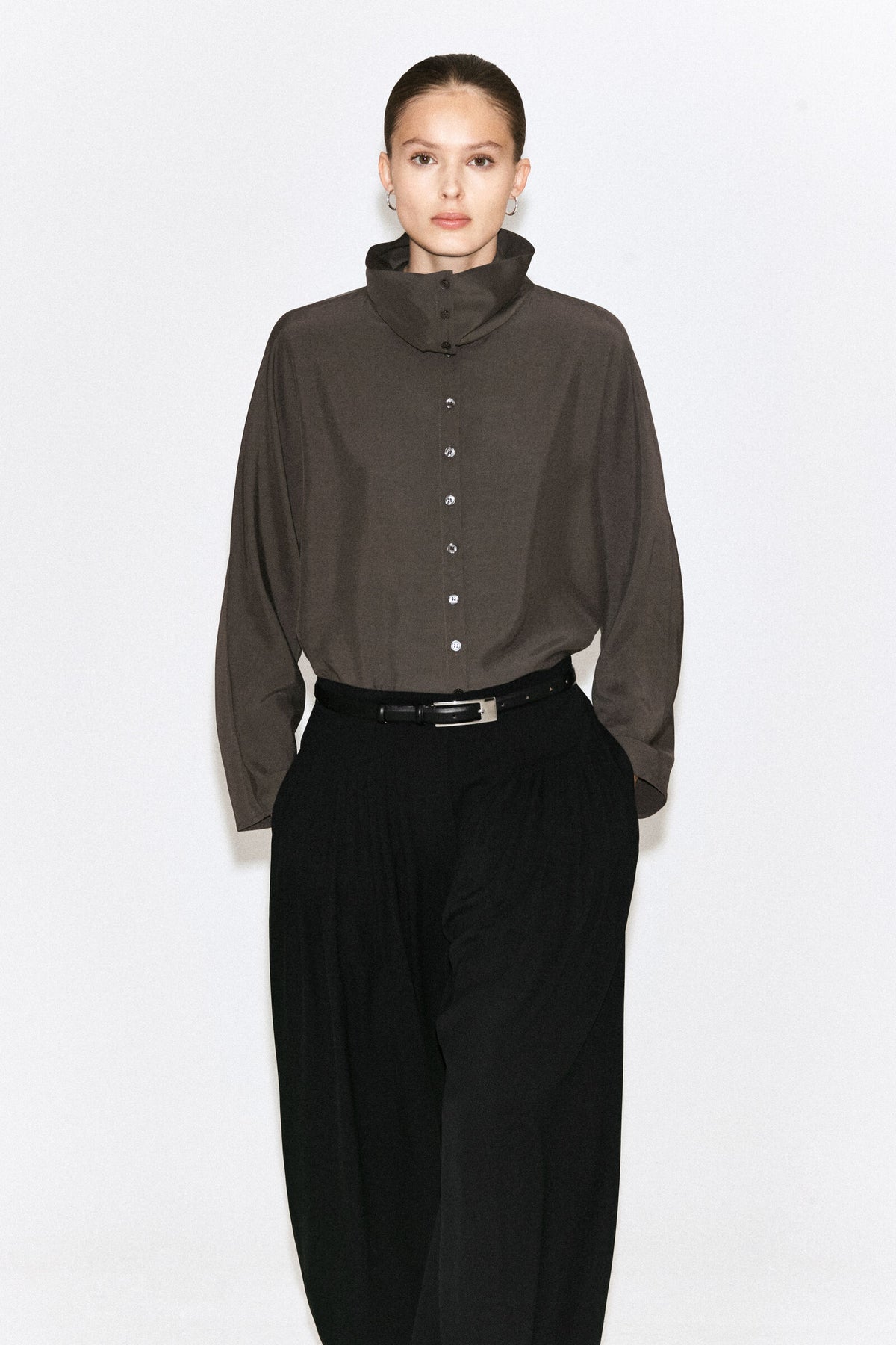 BLUSA FLUIDA DE CUELLO ALTO - GRIS