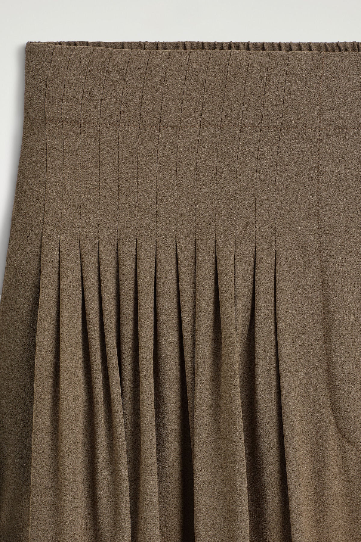 PANTALONES DE CREPÉ CON PLIEGUES - BEIGE OSCURO | DescriptiveDetail
