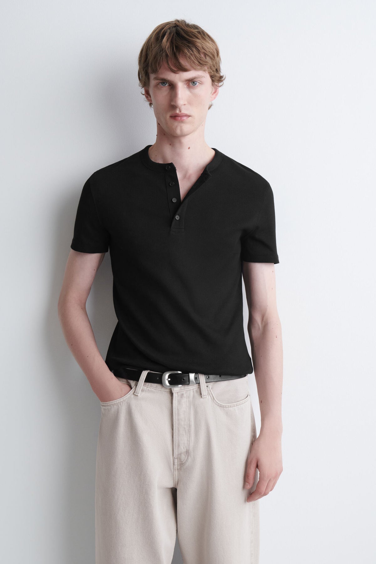 CAMISETA HENLEY ACANALADA AJUSTADA - NEGRO