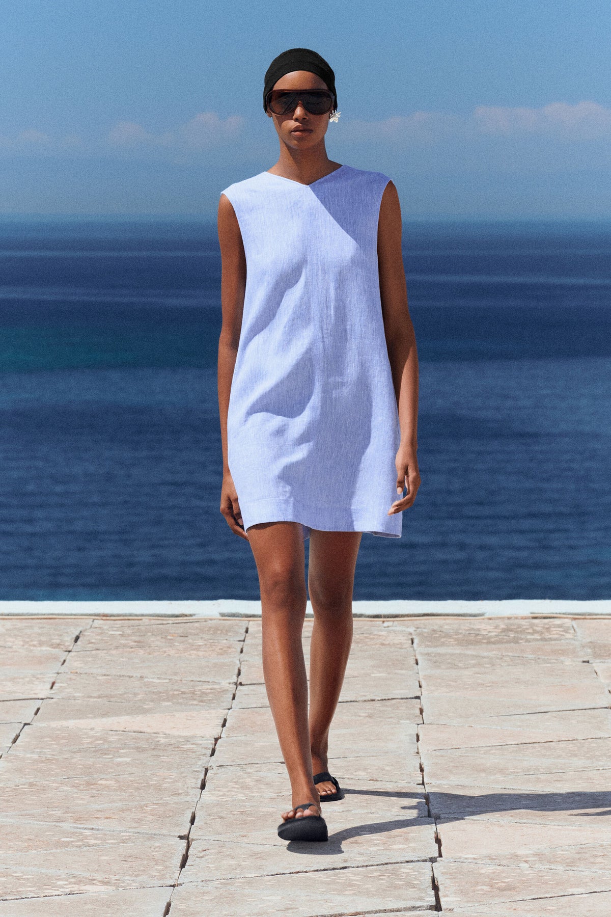 VESTIDO MINI DE LINO CON ESCOTE EN V Y ESPALDA ABIERTA - AZUL CLARO | Lookbook