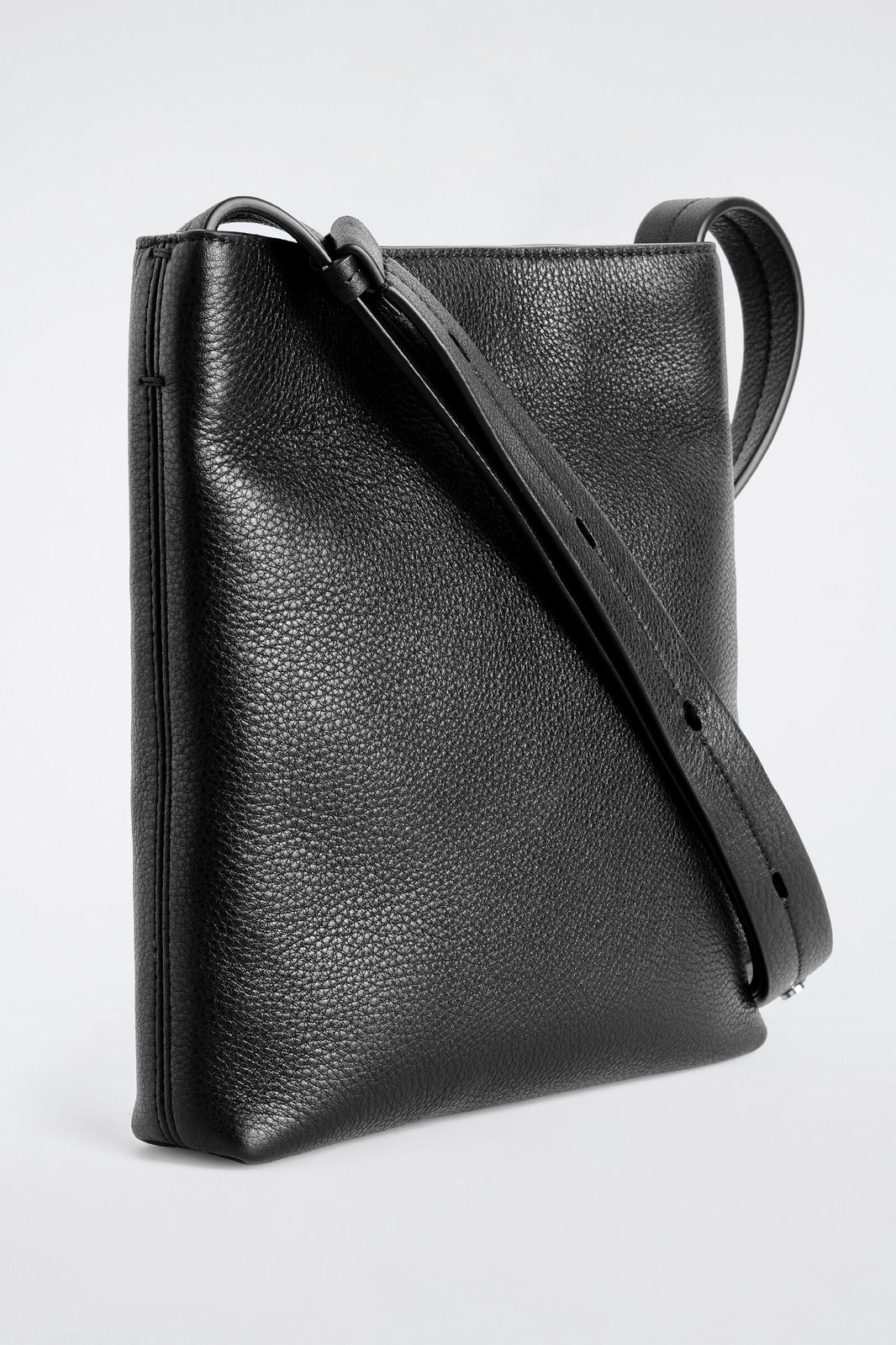 BOLSO DE HOMBRO URBANO - PIEL GRANEADA - NEGRO | DescriptiveDetail