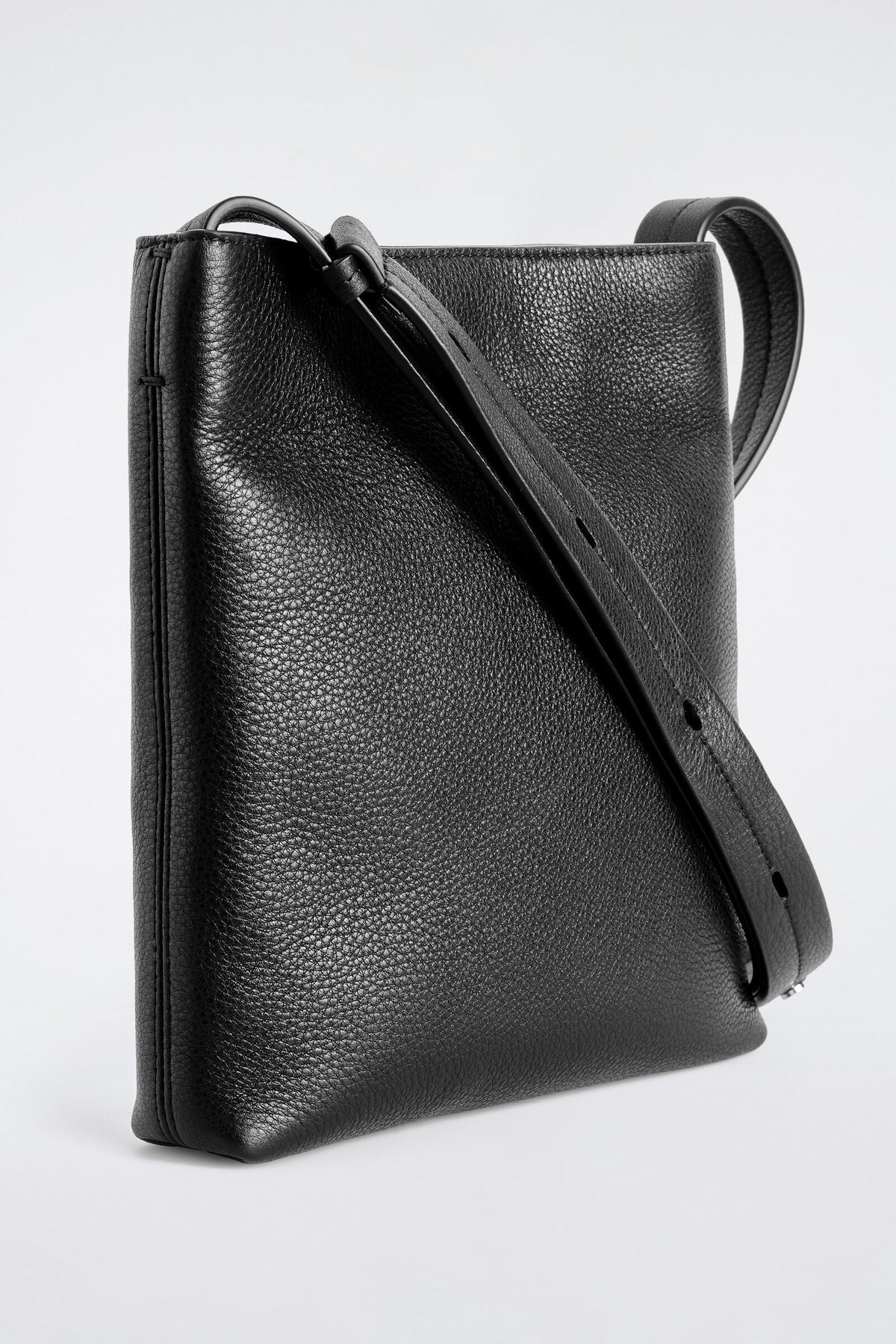 BOLSO DE HOMBRO URBANO - PIEL GRANEADA - NEGRO | DescriptiveDetail