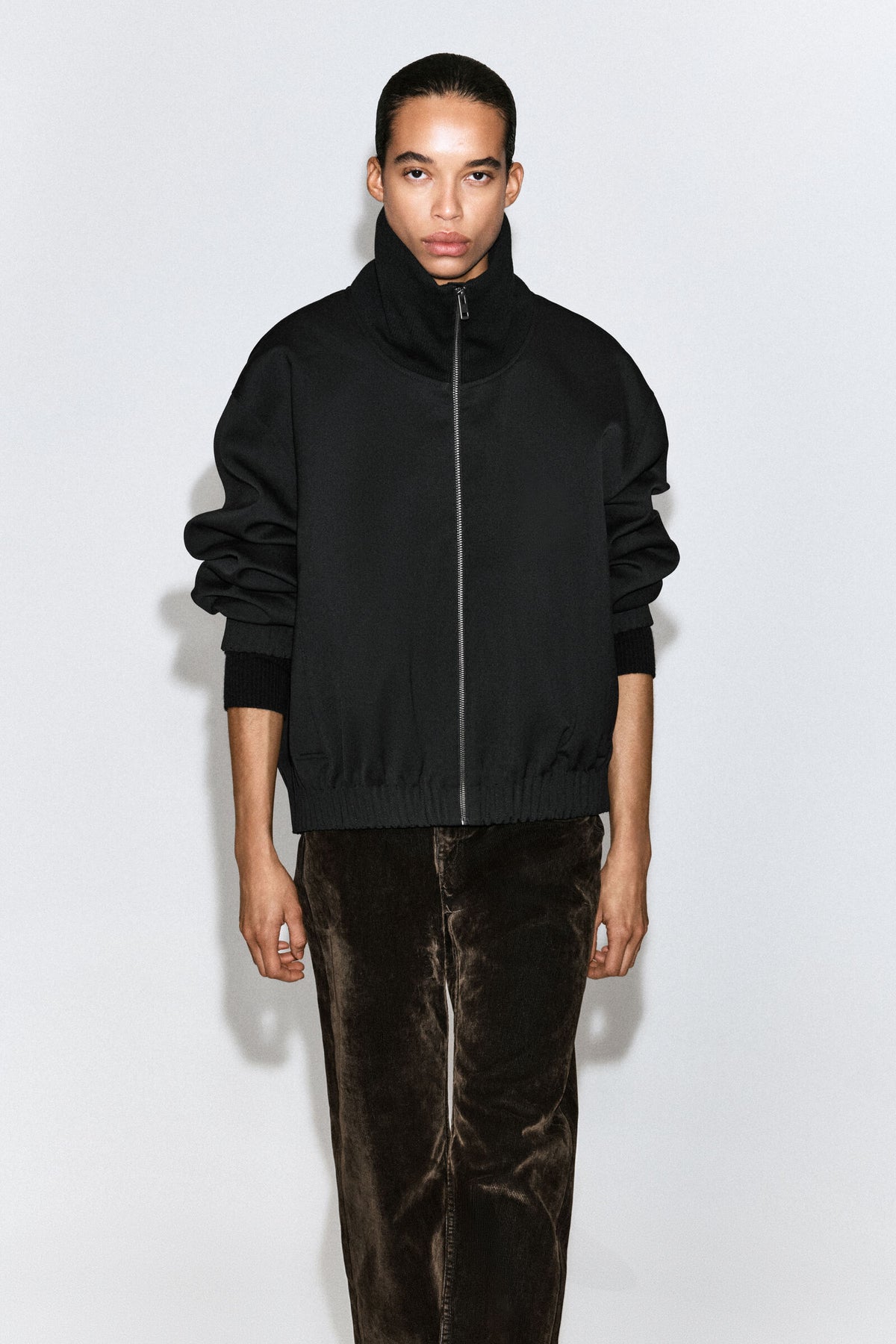 CHAQUETA CON CUELLO ALTO - NEGRO
