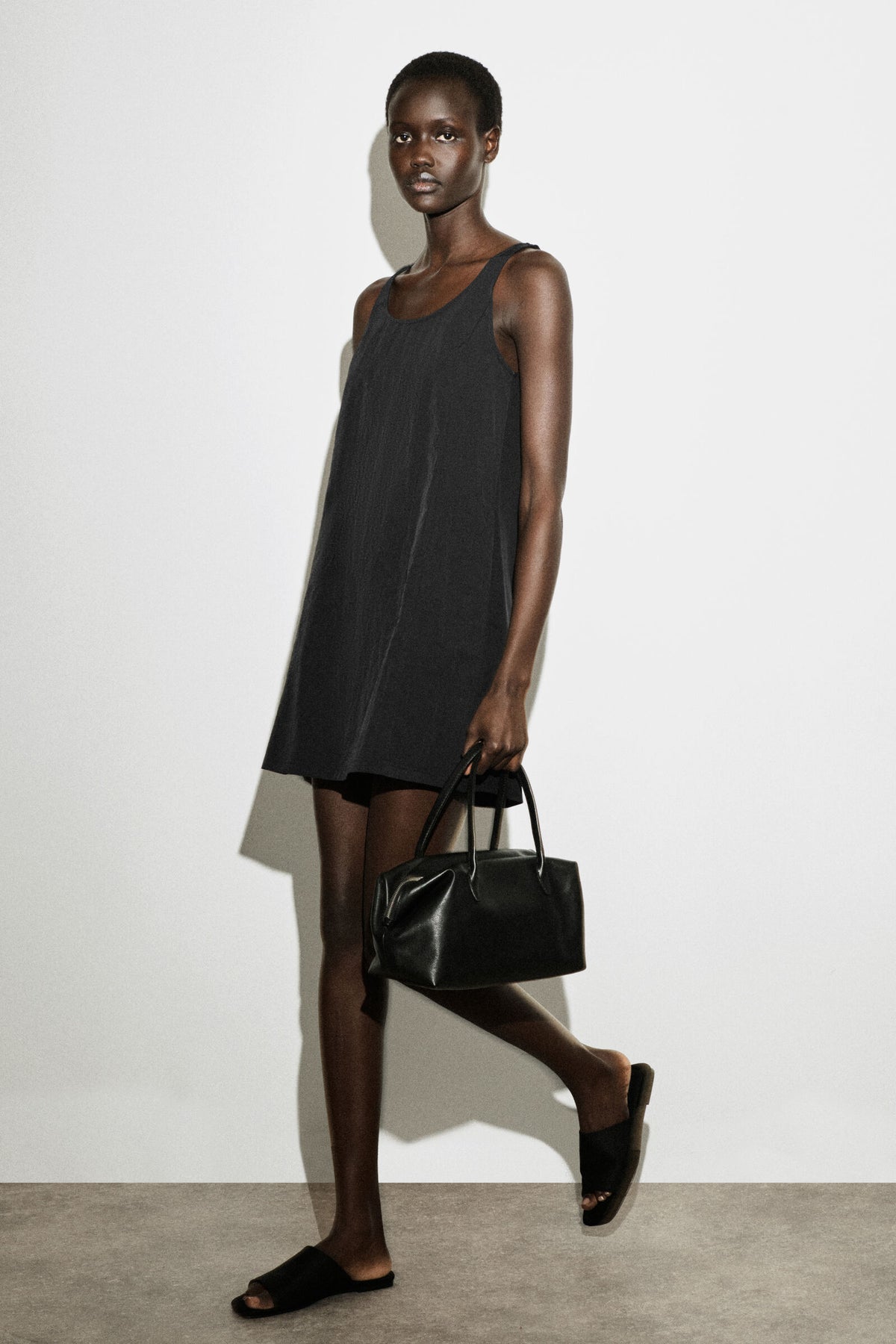 VESTIDO MINI DE NYLON CON PANELES DE JERSEY - NEGRO - StillMedia/Lookbook