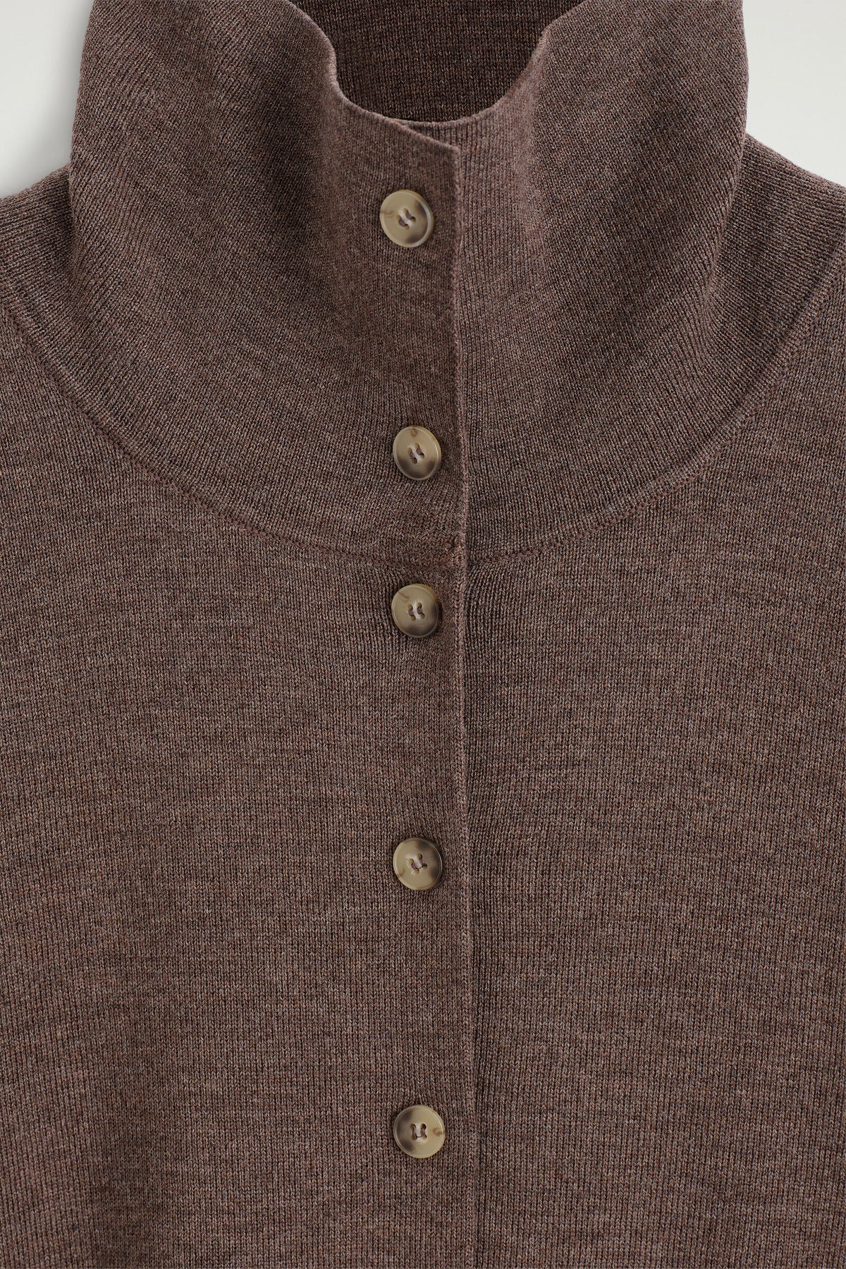 CÁRDIGAN DE CUELLO ALTO DE LANA MERINO - MARRÓN MEZCLADO | DescriptiveDetail