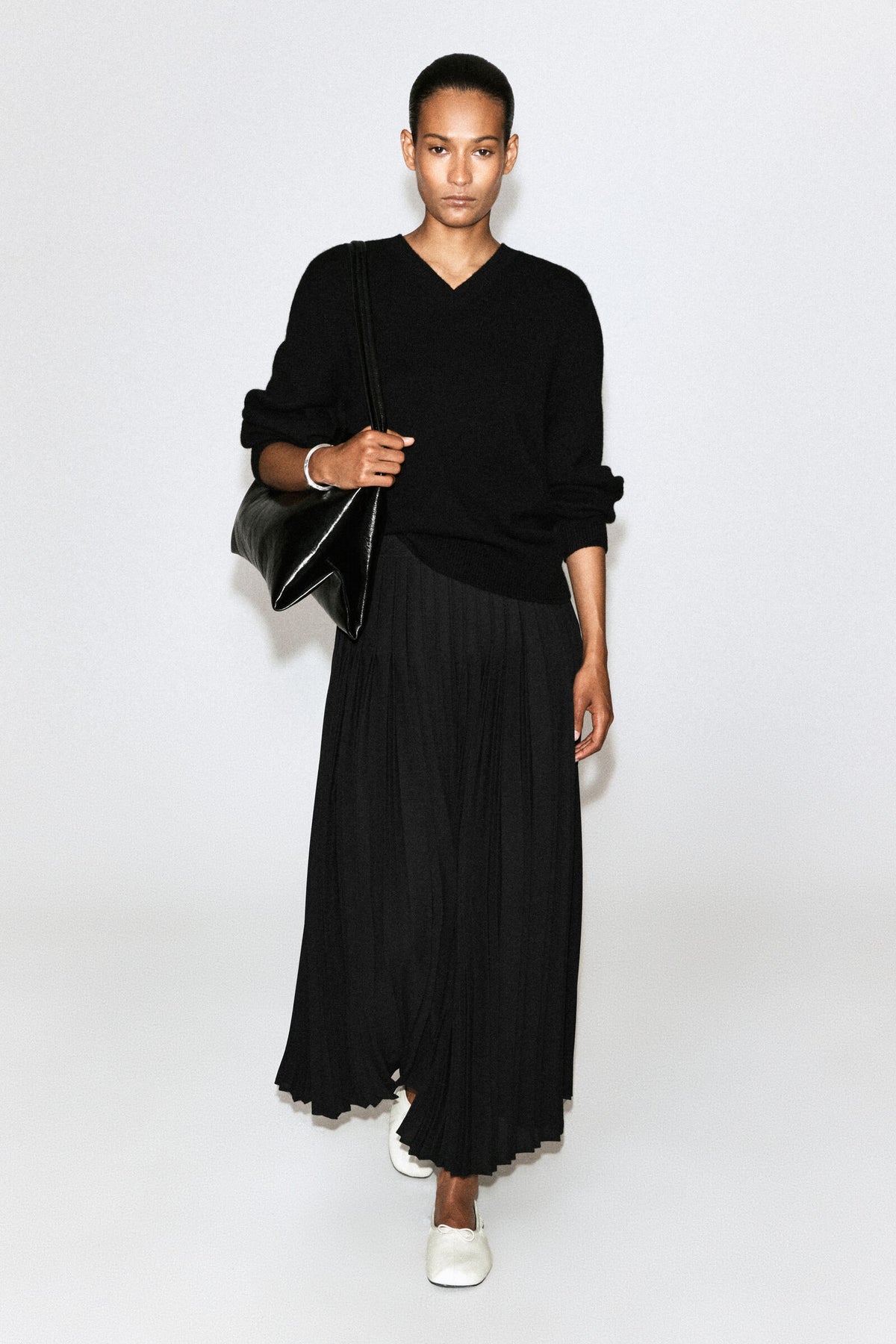 FALDA MIDI DE CREP PLISADA - NEGRO