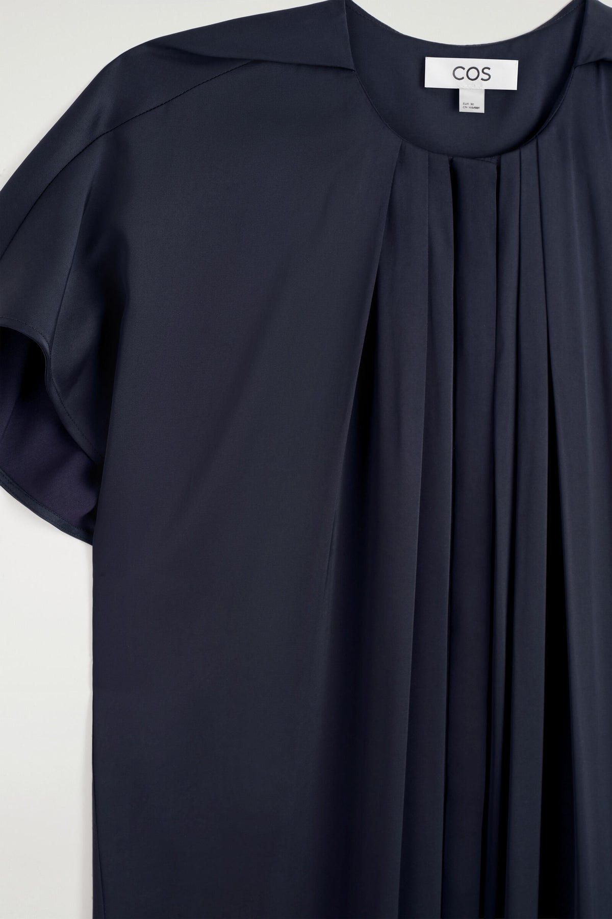 VESTIDO MIDI DE SATÍN PLISADO - AZUL MARINO | DescriptiveDetail