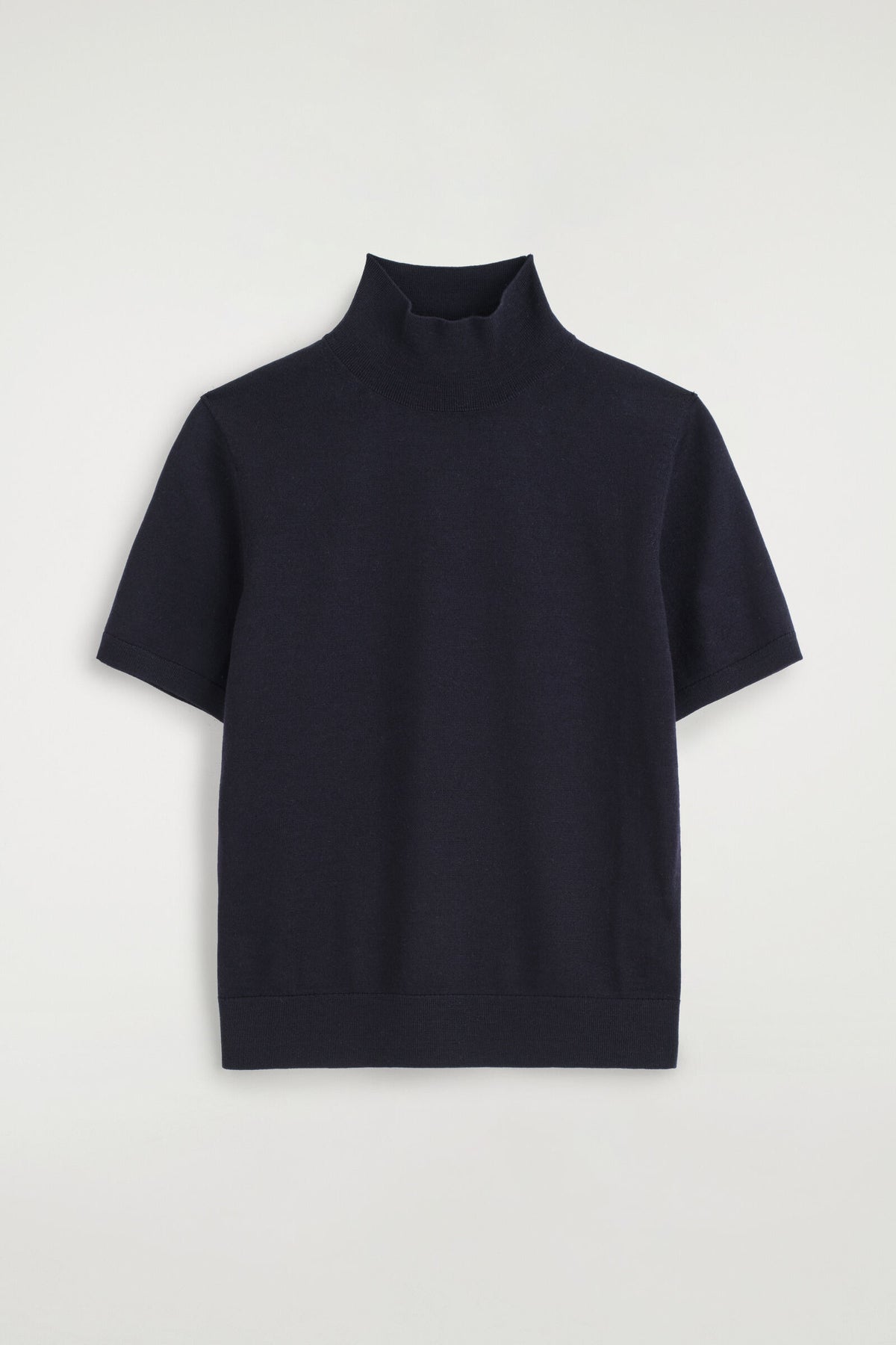 TOP DE CUELLO ALTO DE LANA MERINO - AZUL MARINO | DescriptiveStillLife