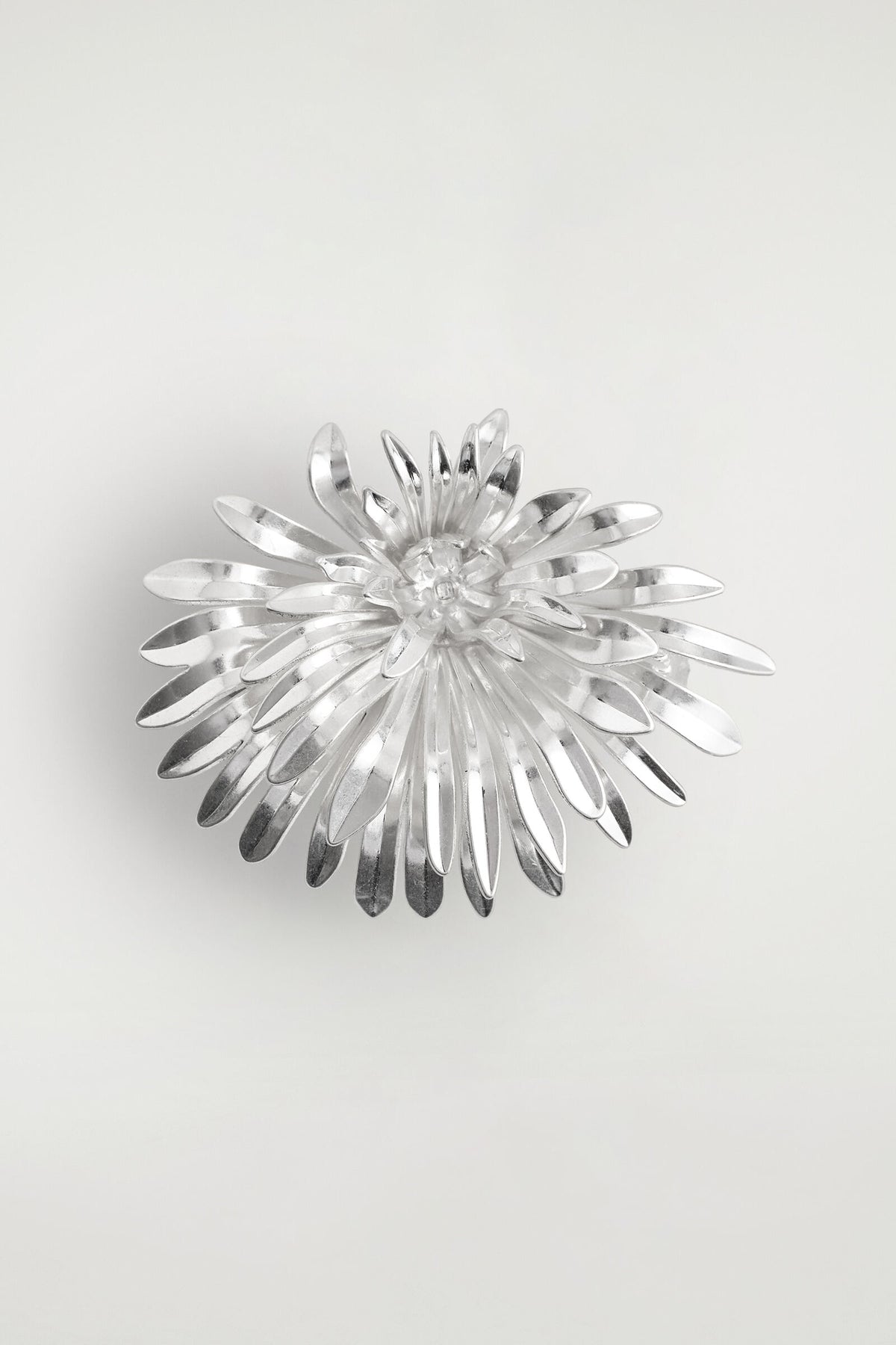 BROCHE FLORAL ABSTRACTO - PLATA | DescriptiveStillLife