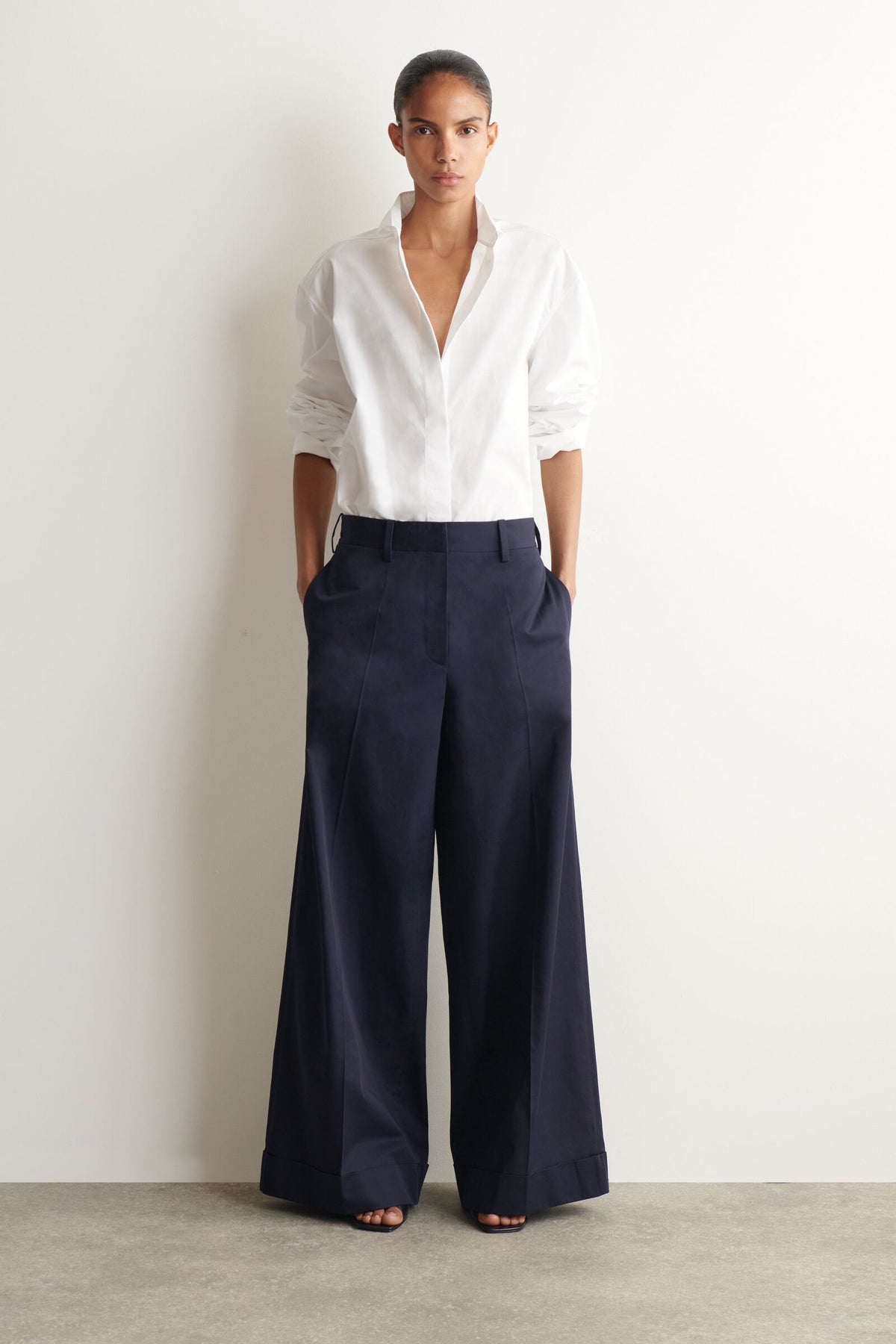 PANTALONES DE ALGODÓN-TWILL DE PIERNA ANCHA CON DOBLADILLO - MARINO