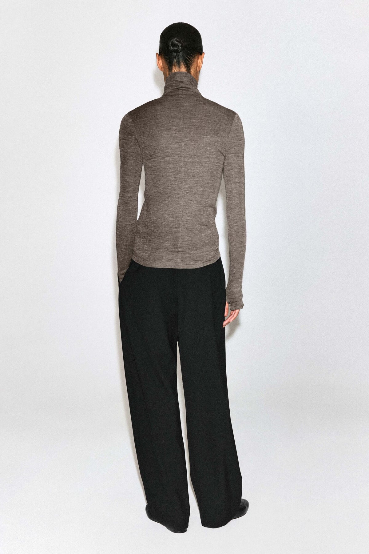 TOP DE CUELLO ALTO DE LANA MERINO - BEIGE OSCURO
