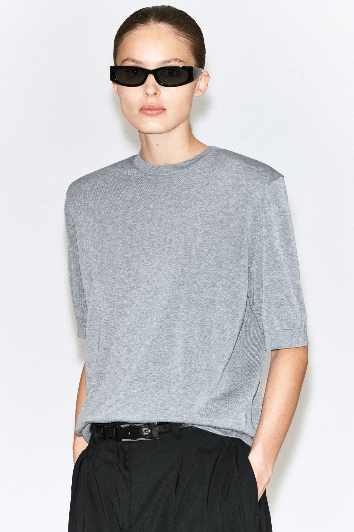 CAMISETA DE SEDA Y ALGODÓN CON HOMBROS ESCULTÓRICOS - GRIS MEZCLA