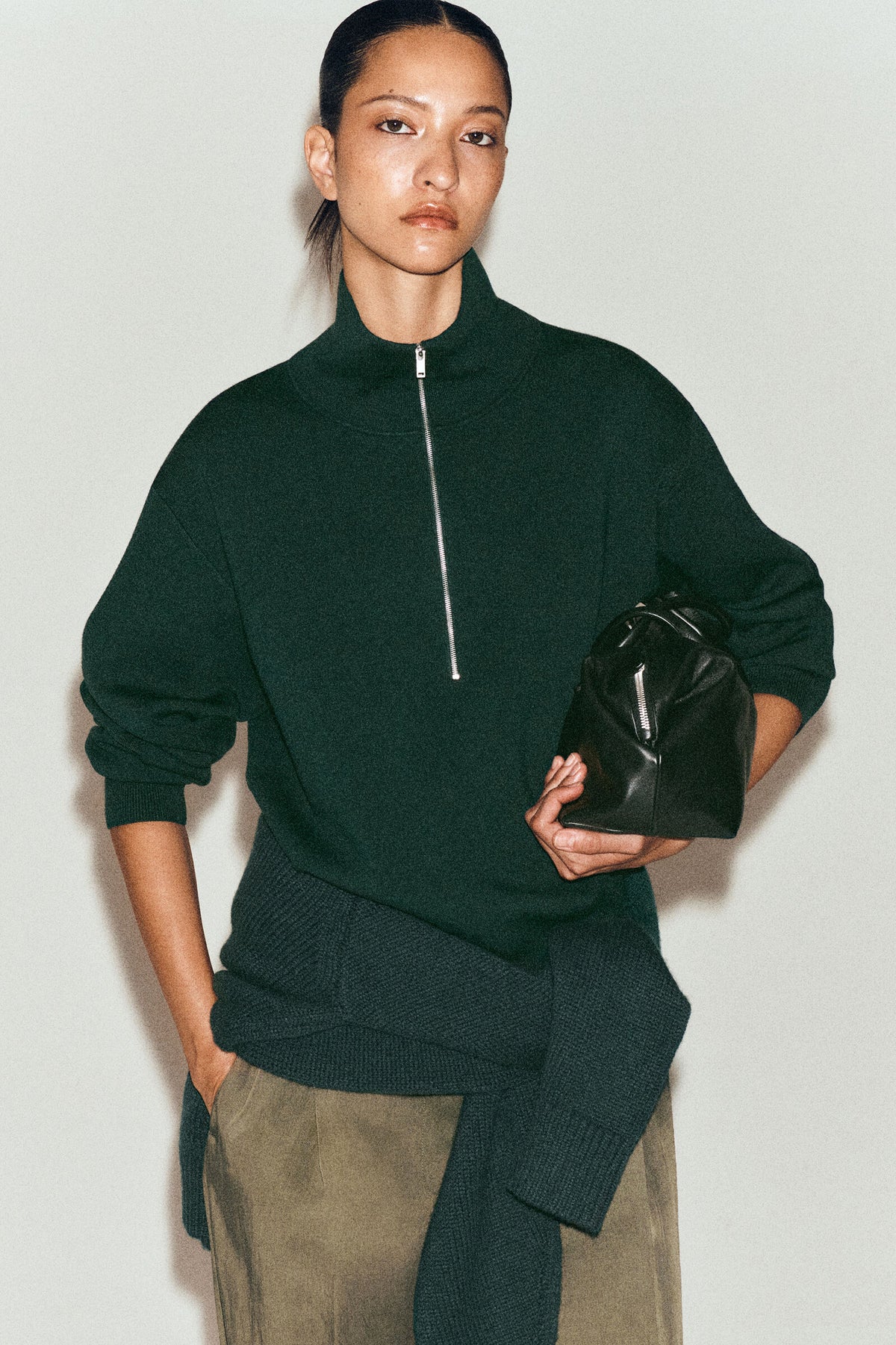SWEATER DE PUNTO CON MEDIO CIERRE Y CUELLO DE EMBUDO - VERDE OSCURO