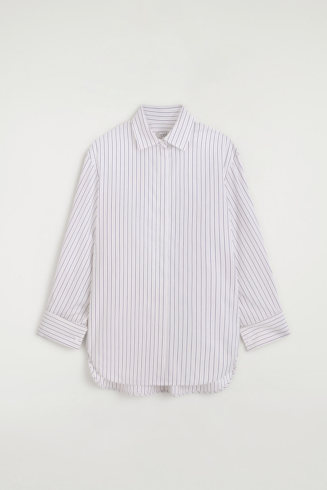 CAMISA DE MEZCLA DE ALGODÓN A RAYAS CON CUELLO RECORTADO - BLANCO / MORADO / BEIGE | DescriptiveStillLife