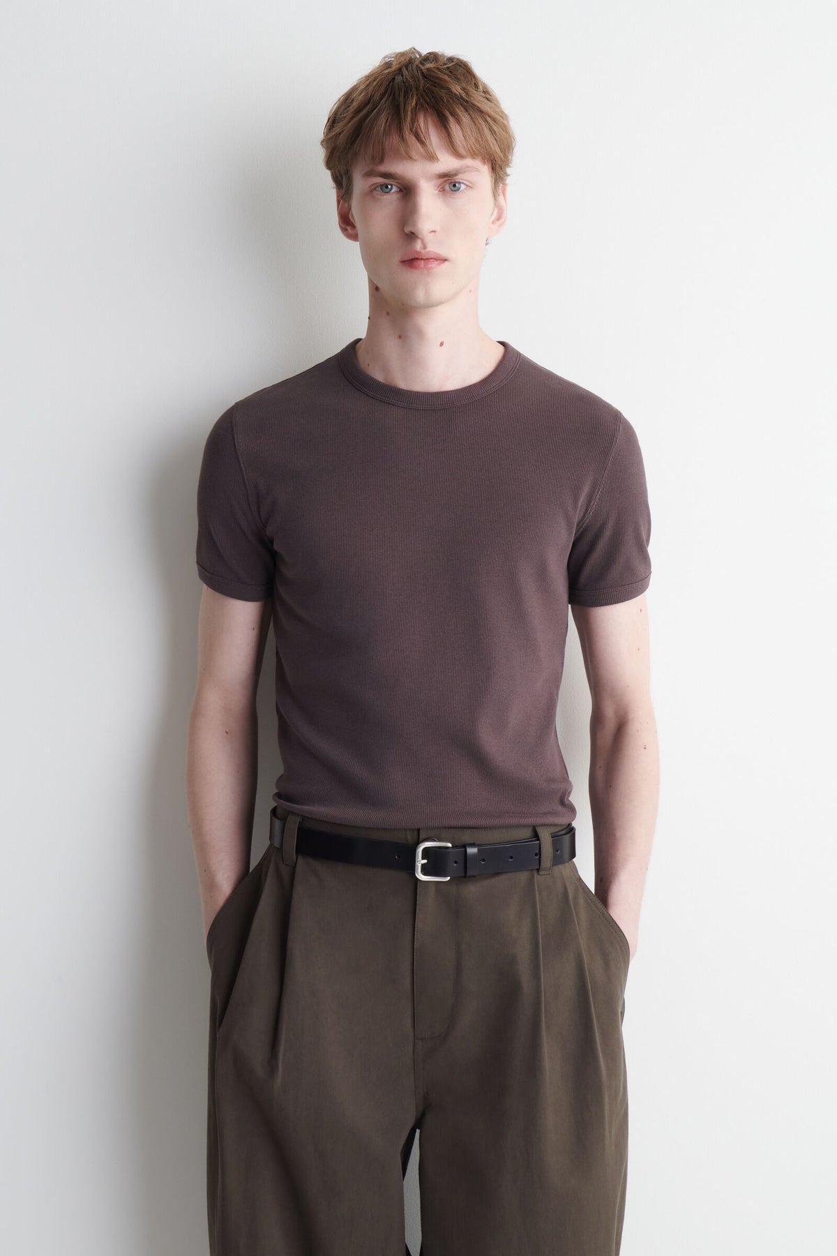 CAMISETA DE ALGODÓN SLIM ACANALADA - MARRÓN - StillMedia/Lookbook