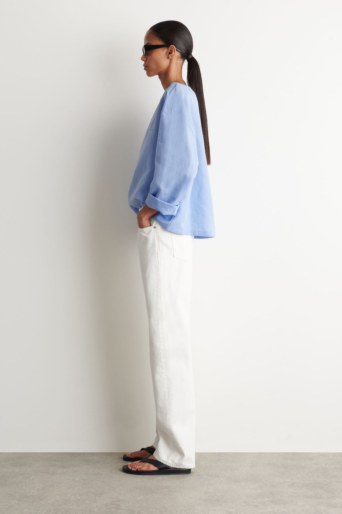BLUSA DE LINO CON ESCOTE DE BOTE - AZUL CLARO - StillMedia/Lookbook