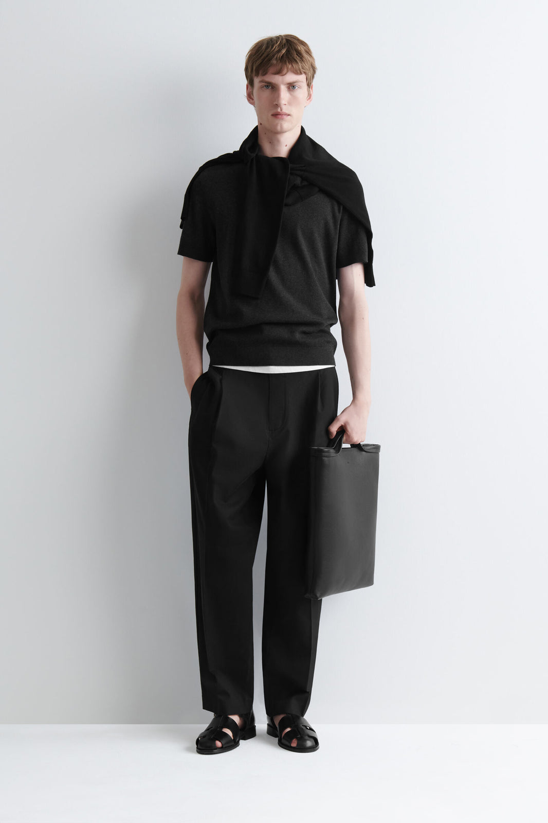 BOLSO DE MANO CON CORREA - PIEL - NEGRO