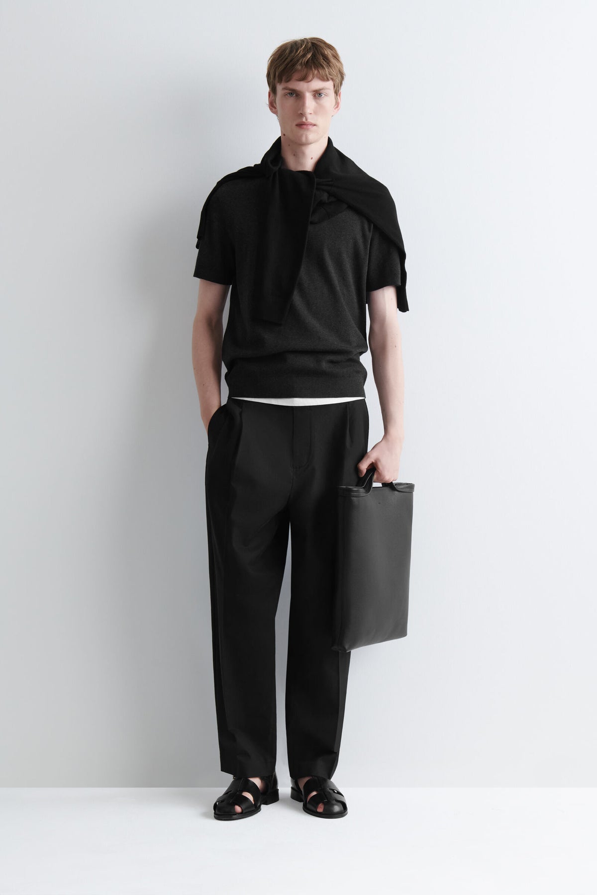 BOLSO DE MANO CON CORREA - PIEL - NEGRO