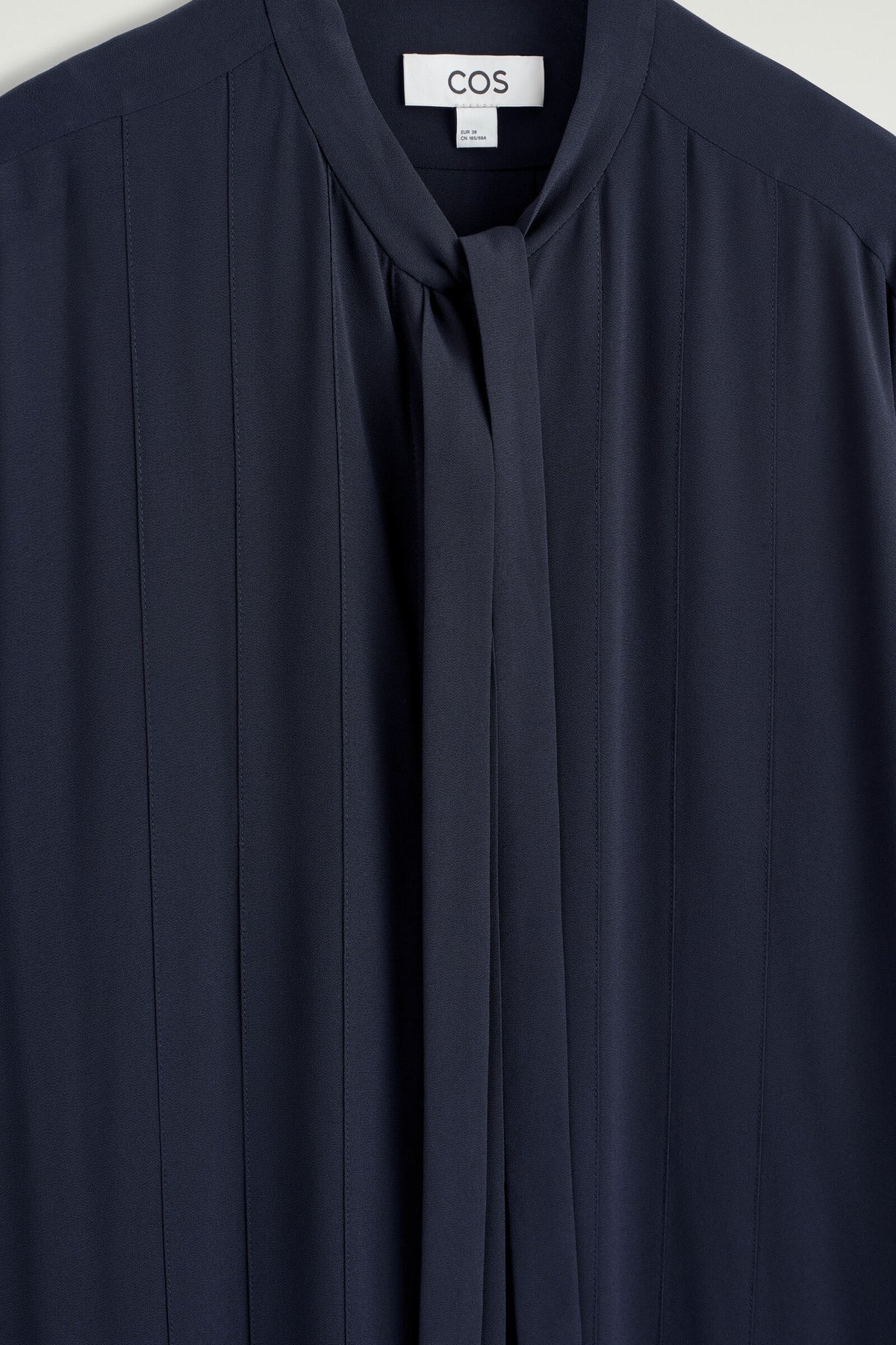 VESTIDO CAMISERO MIDI CON MOÑO Y PLISADO - AZUL MARINO | DescriptiveDetail